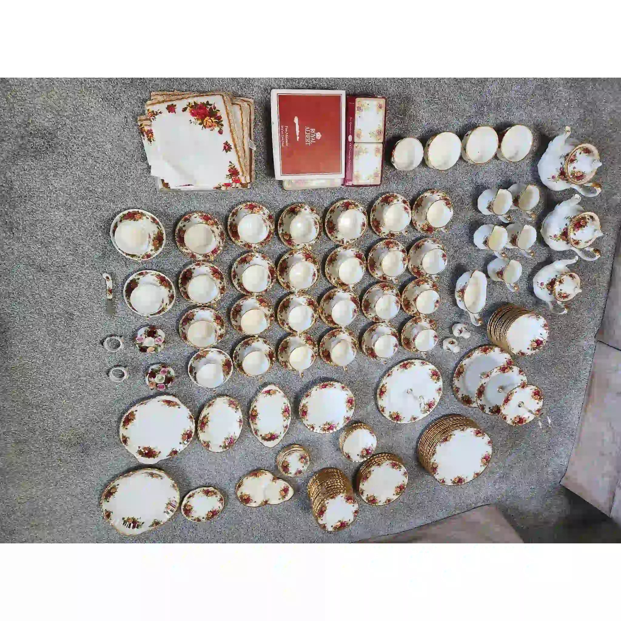 【ビンテージ】 ティーカップ、ティーポット、テーブルマット、コースター、テーブルナプキンを含むディナーセット / Royal Albert(ロイヤル・アルバート) / Old Country Roses(オールド カントリー ローズ) / 1960年代~ / Fine Bone China / イギリス / 22K金彩