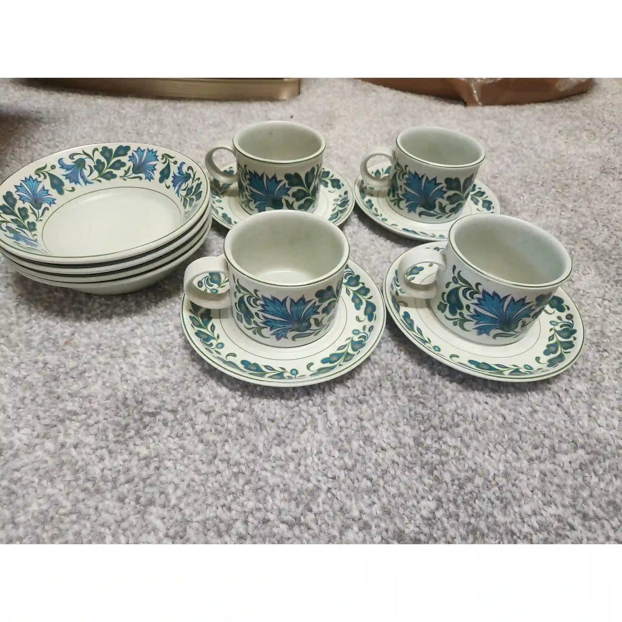 【】 四つの茶碗付きの茶杯