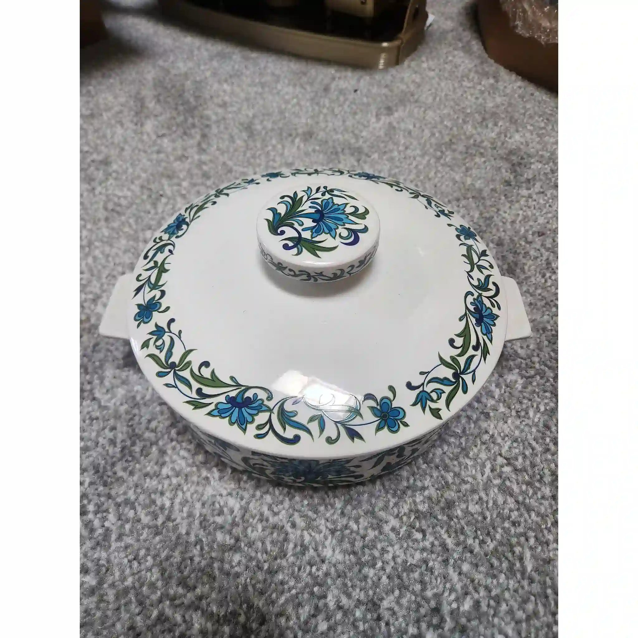 【】 蓋付きのスープの大鉢