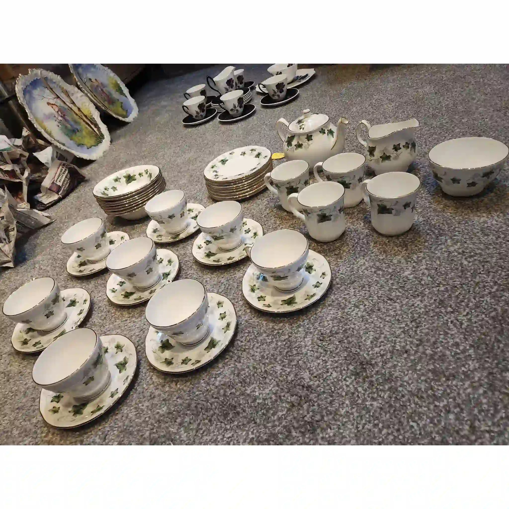 【アンティーク】 ティータイム用食器セット / DUCHESS(ダッチェス) / Ivy(アイビー)or Colclough (コルクラフ)Ivy Leaf(アイビーリーフ)" / 20世紀中頃 / Fine Bone China / イギリス / ティーカップ&ソーサー×8,ティーポット,ミルクジャグ,シュガーボウル,シリアル/デザートボウル,サイドプレート