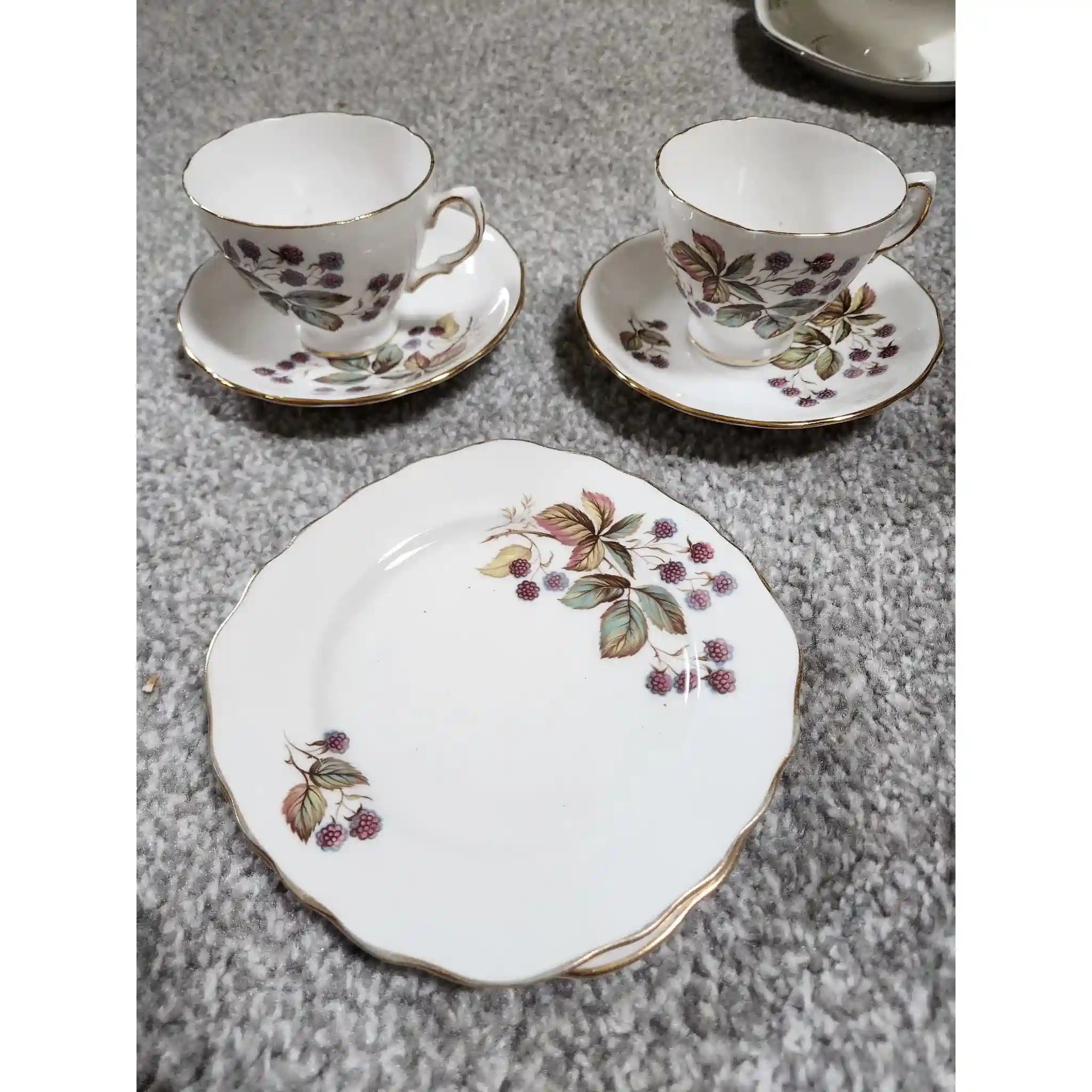 【】 ティーカップと二枚のケーキ皿