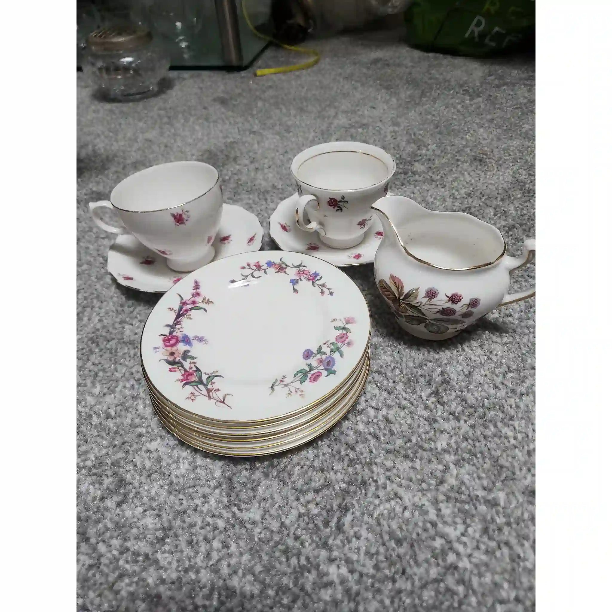 【】 ティーカップ、皿、そしてミルクジャグ