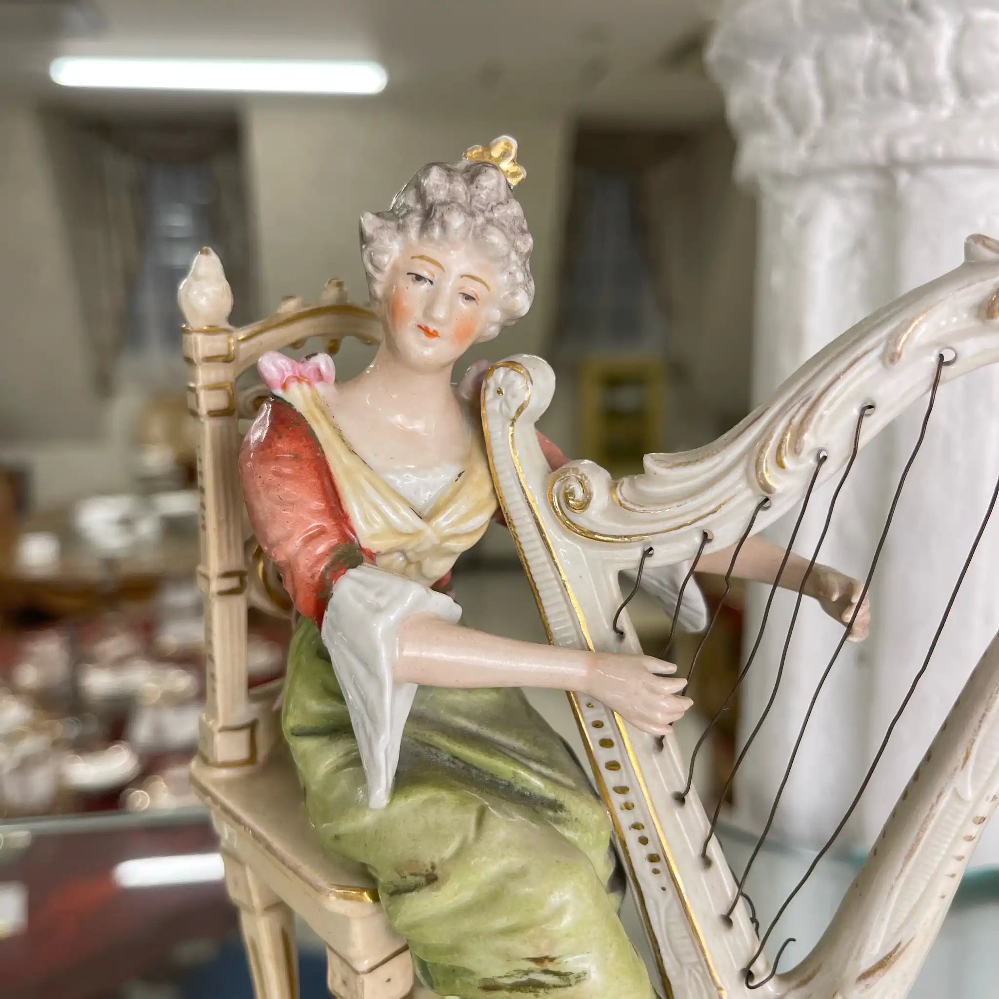 【アンティーク】 フィギュリン(陶器人形) / Staffordshire(スタッフフォードジャー) / ハープ演奏者 / 19世紀以降 / イギリス