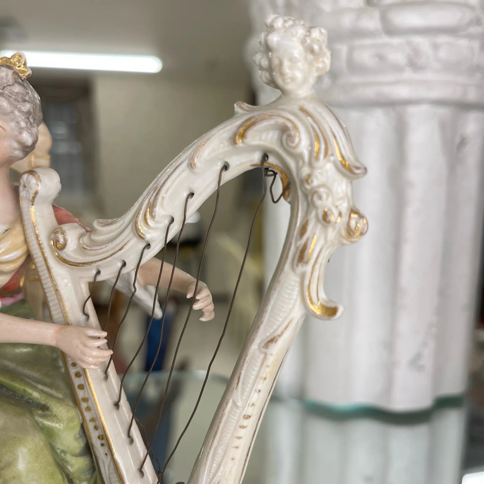 【アンティーク】 フィギュリン(陶器人形) / Staffordshire(スタッフフォードジャー) / ハープ演奏者 / 19世紀以降 / イギリス