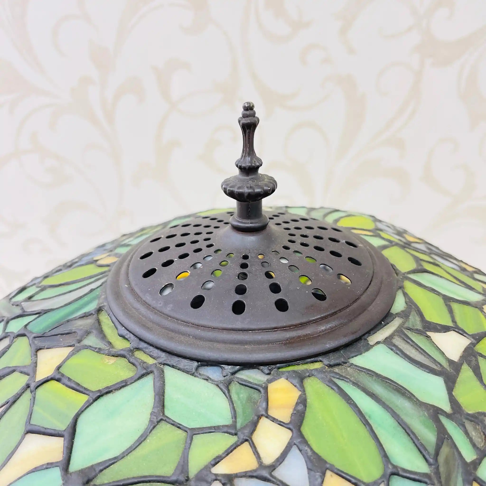 【リユース】 テーブルランプ / ティファニースタイル アールヌーヴォー様式 / Wisteria / 藤 (ふじ) デザイン ステンドグラスシェード ハンドメイド