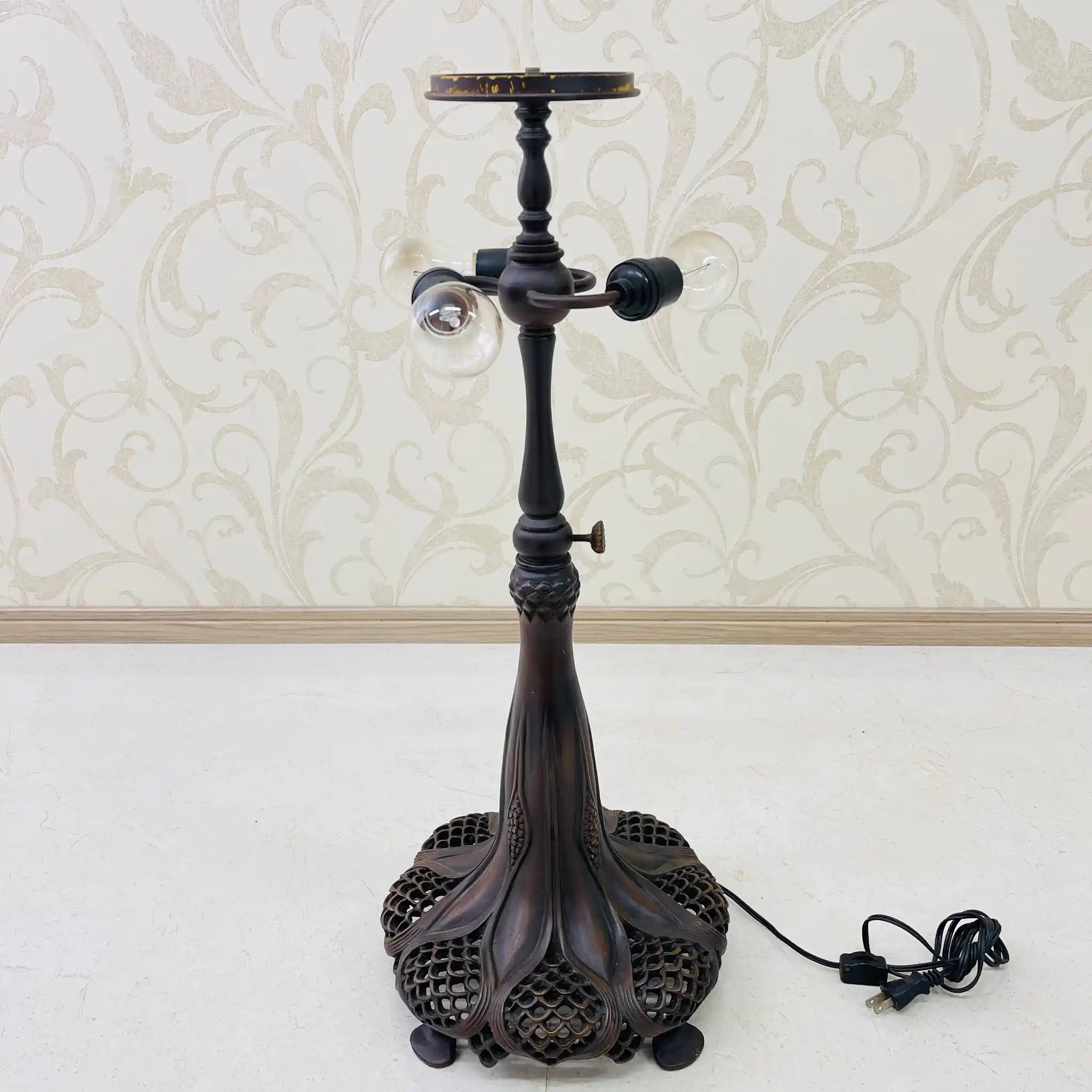 【リユース】 テーブルランプ / ティファニースタイル アールヌーヴォー様式 / Wisteria / 藤 (ふじ) デザイン ステンドグラスシェード ハンドメイド