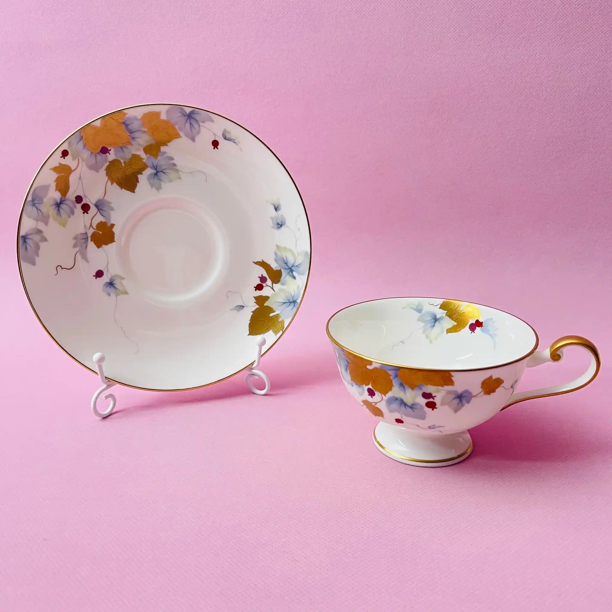 【リユース】 ティーカップ 2P / NARUMI(ナルミ) / エグゼクティブコレクション / Bone China / 日本 / 葡萄柄の色絵金彩 / 箱付き
