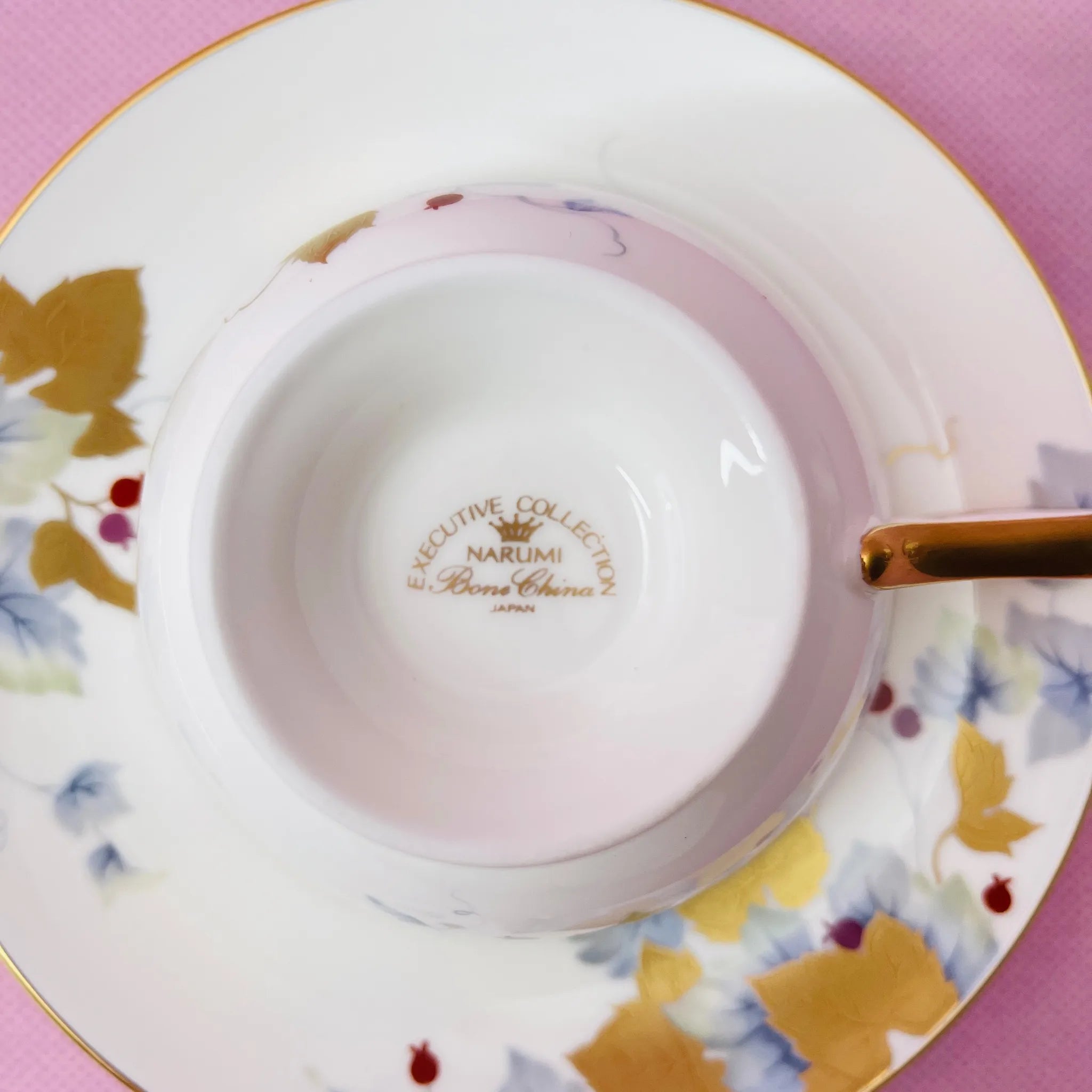 【リユース】 ティーカップ 2P / NARUMI(ナルミ) / エグゼクティブコレクション / Bone China / 日本 / 葡萄柄の色絵金彩 / 箱付き