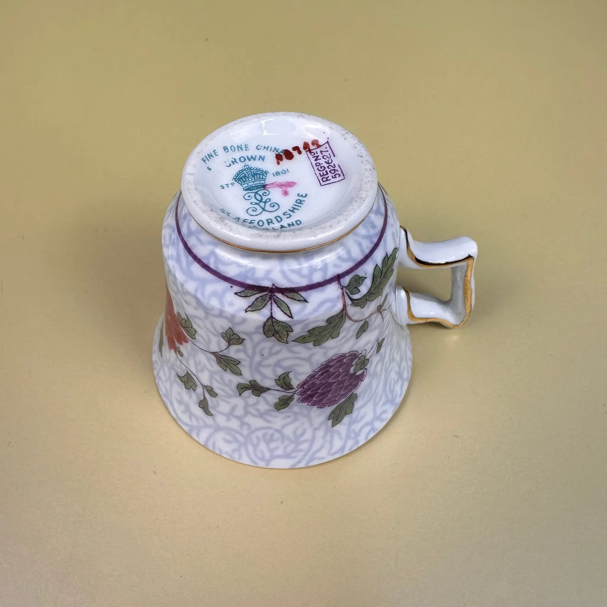 【アンティーク】 ミニティーカップ&ソーサーセット / Crown Staffordshire(クラウンスタッフォードシャー) / Fine Born China / イギリス