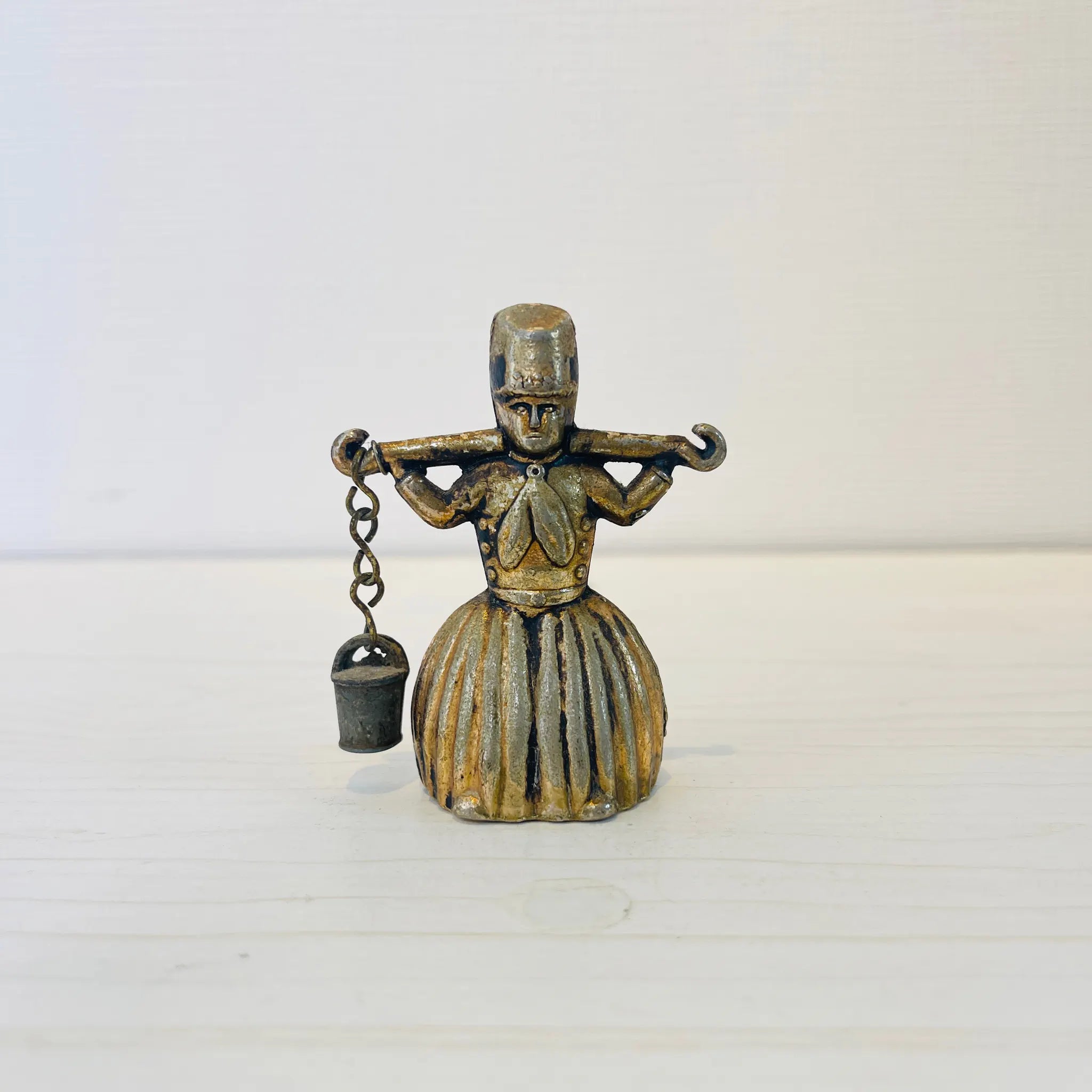 【アンティーク】 真鍮製ミニチュアフィギュア / 天秤棒を持った女性像 / 真鍮