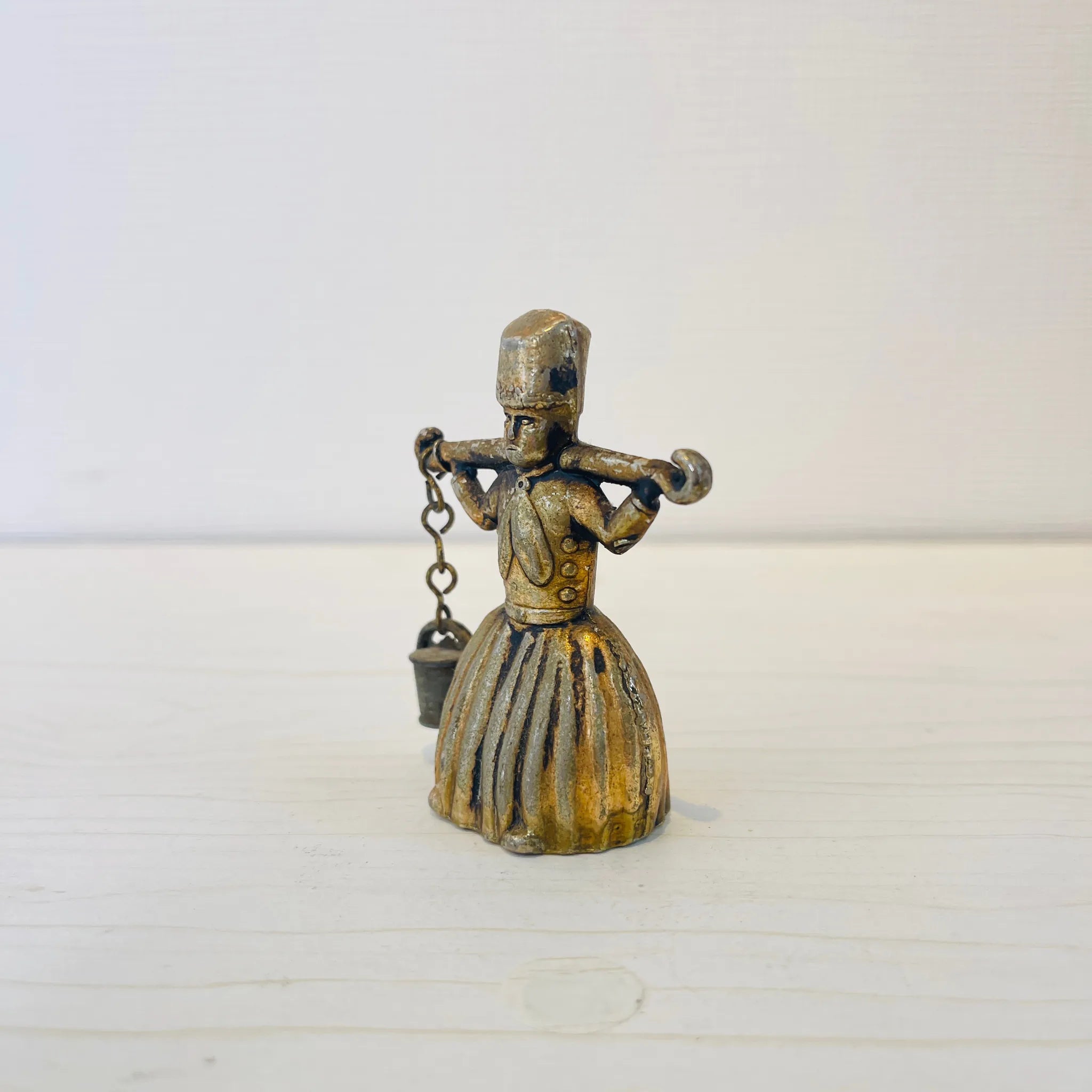 【アンティーク】 真鍮製ミニチュアフィギュア / 天秤棒を持った女性像 / 真鍮