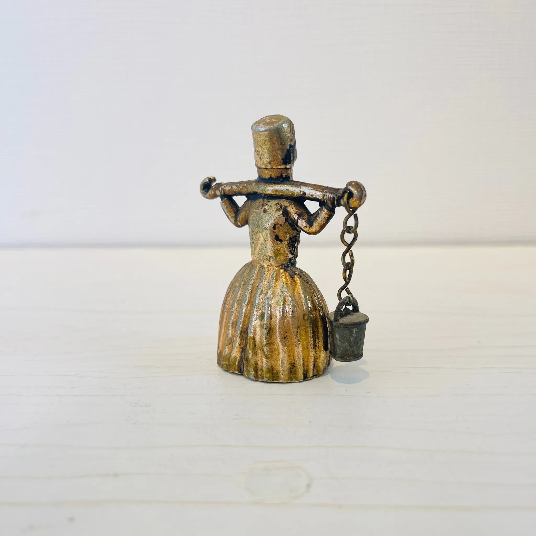 【アンティーク】 真鍮製ミニチュアフィギュア / 天秤棒を持った女性像 / 真鍮