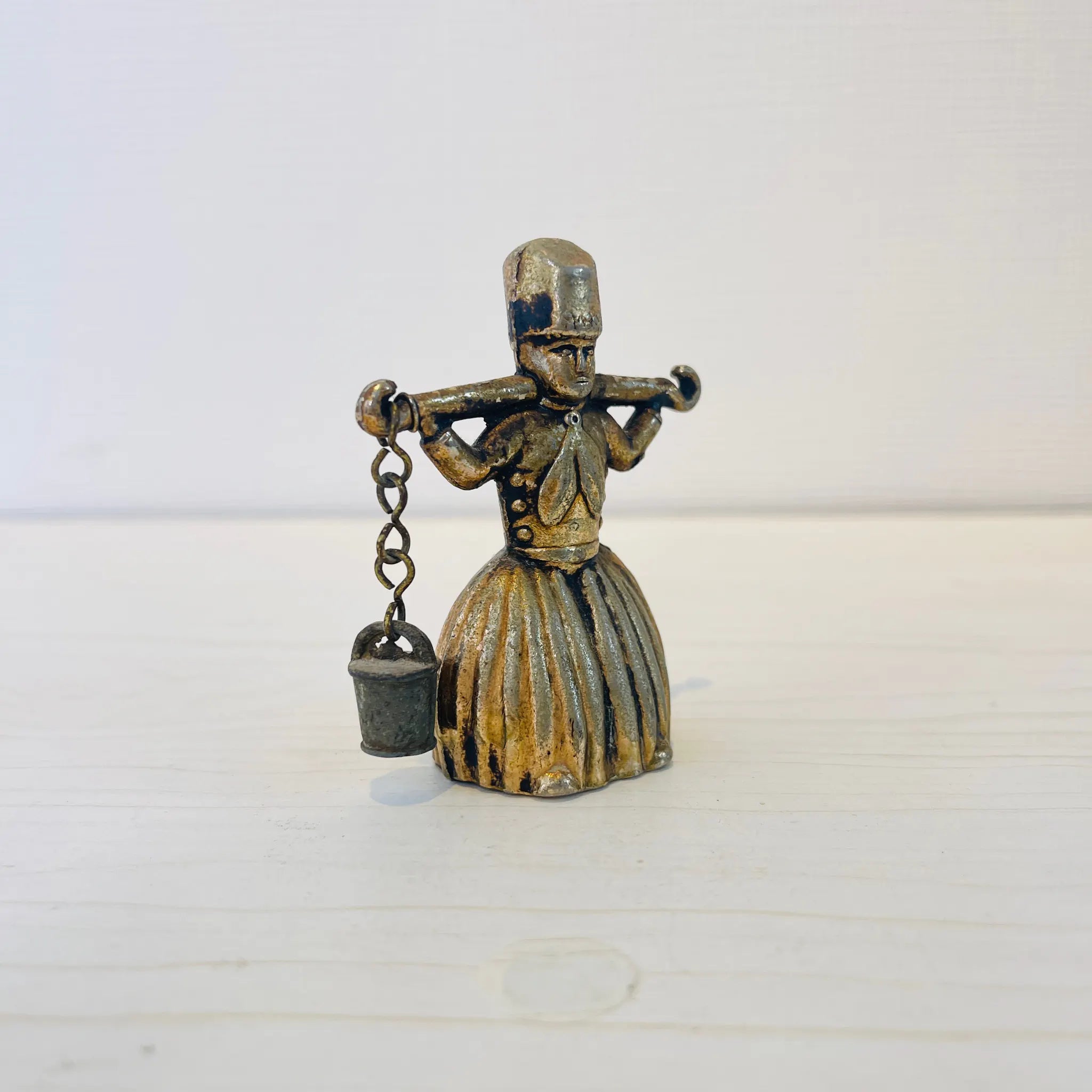 【アンティーク】 真鍮製ミニチュアフィギュア / 天秤棒を持った女性像 / 真鍮