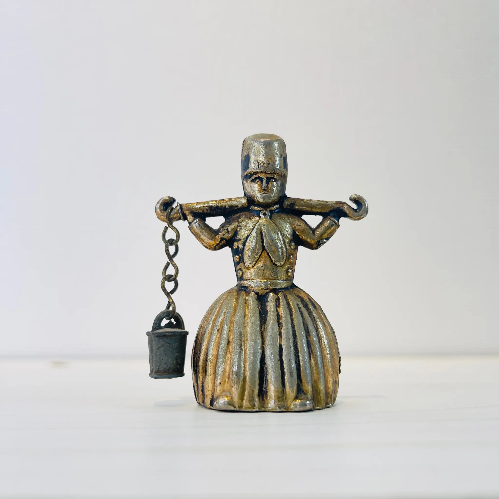 【アンティーク】 真鍮製ミニチュアフィギュア / 天秤棒を持った女性像 / 真鍮