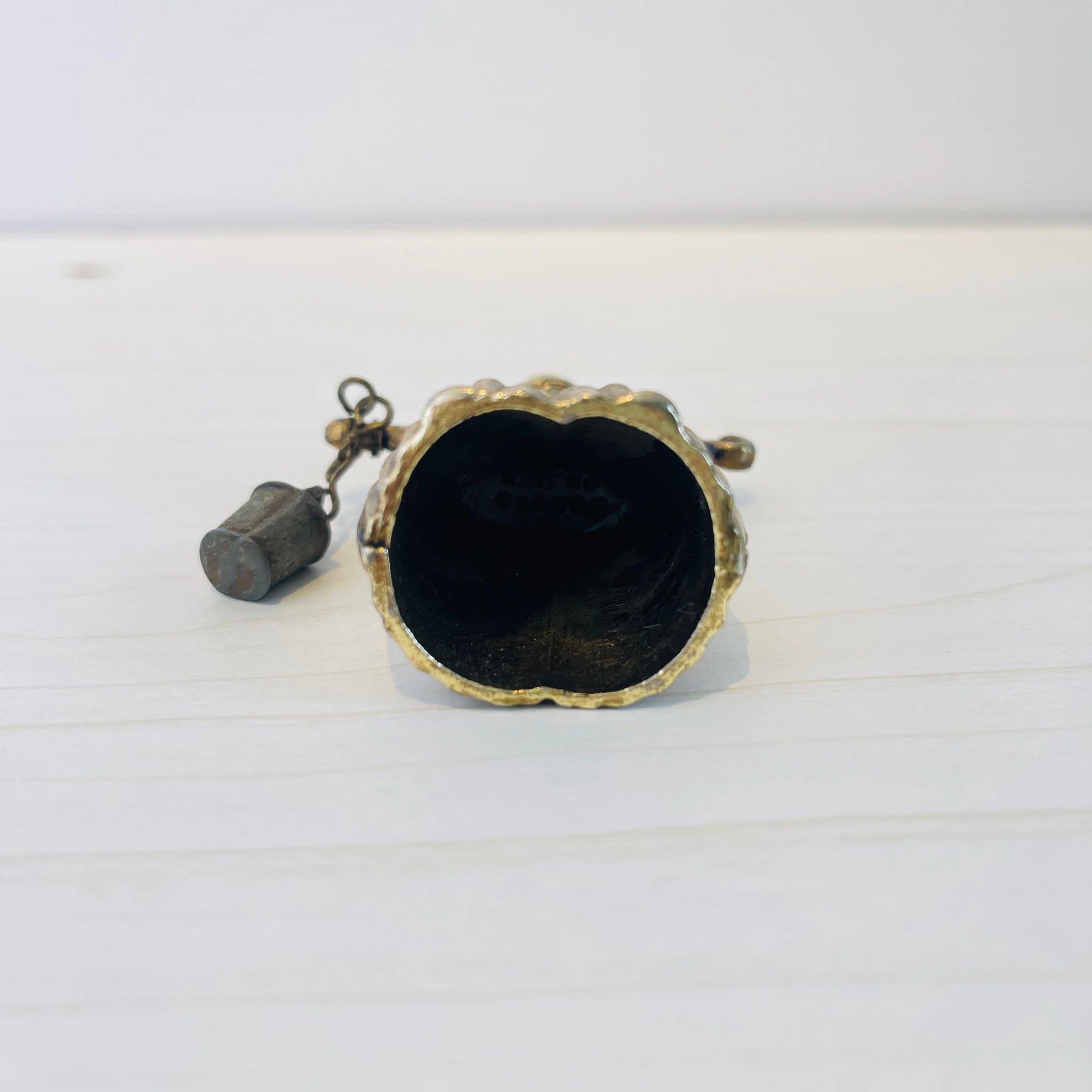 【アンティーク】 真鍮製ミニチュアフィギュア / 天秤棒を持った女性像 / 真鍮