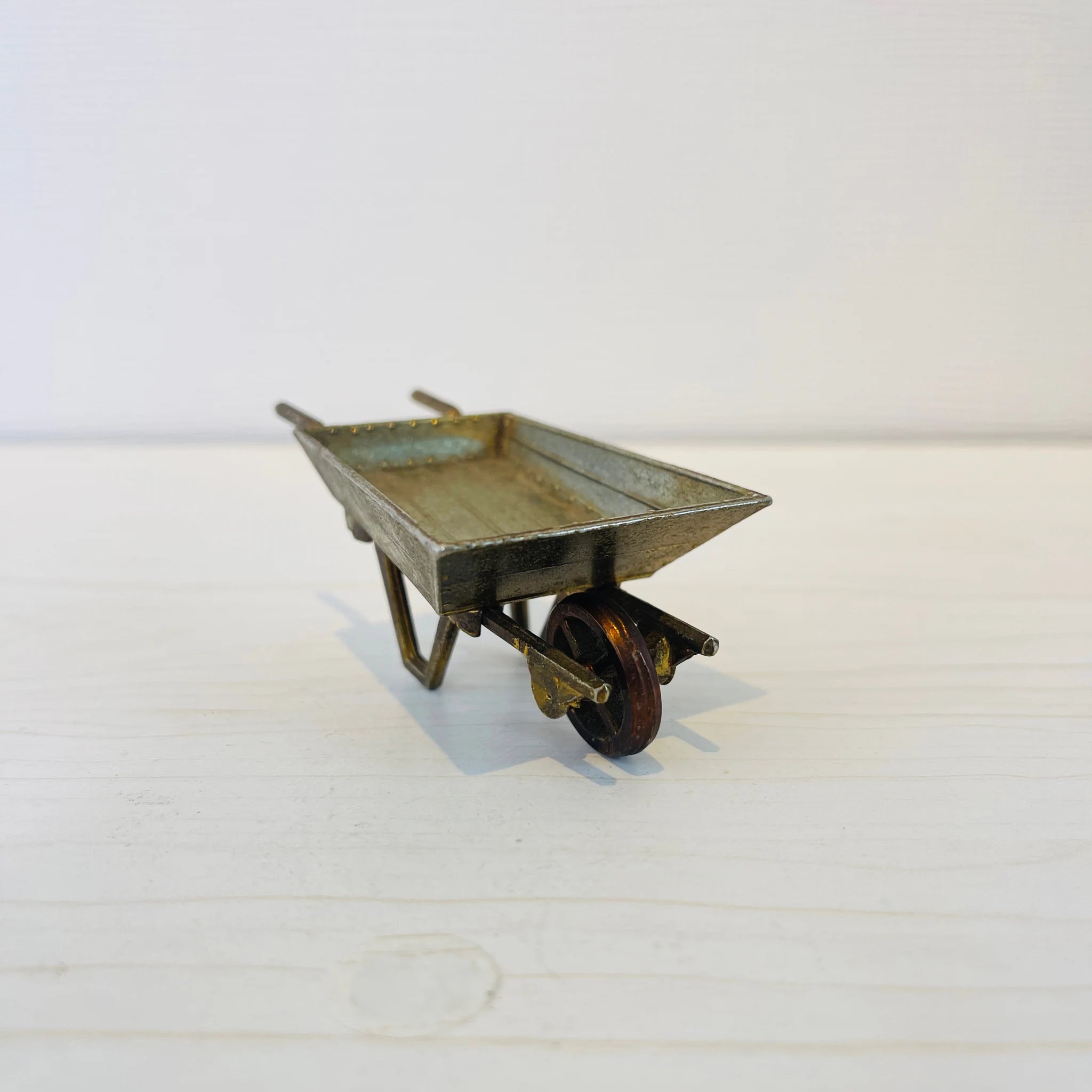 【アンティーク】 真鍮製ミニチュアフィギュア / 一輪手押し車 / 真鍮