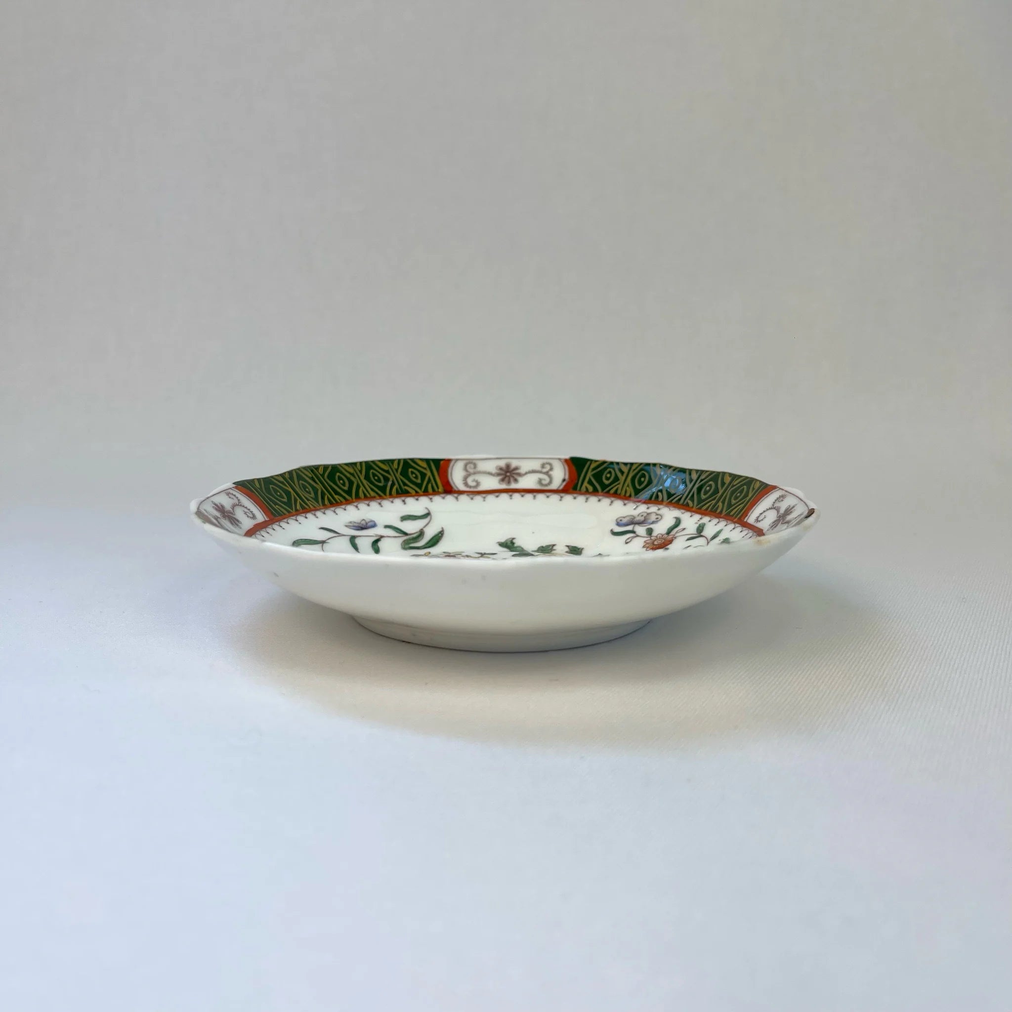 【アンティーク】 ソーサー / ビクトリアン様式 / 19世紀 / イギリス / Famille Rose(ファミーユ・ローズ)モチーフ