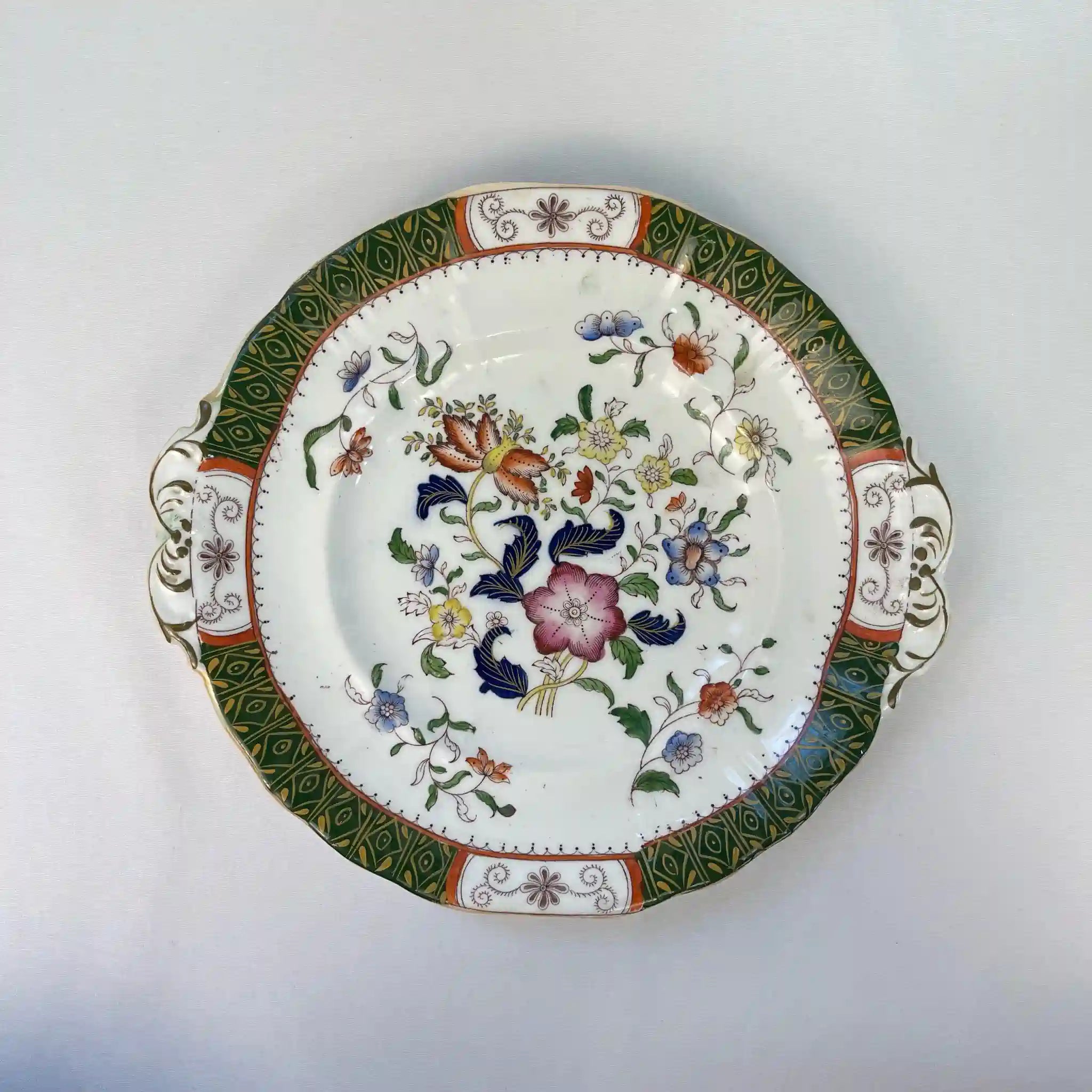 【アンティーク】 プレート(皿) / ビクトリアン様式 / 19世紀 / イギリス / Famille Rose(ファミーユ・ローズ)モチーフ 取っ手付き