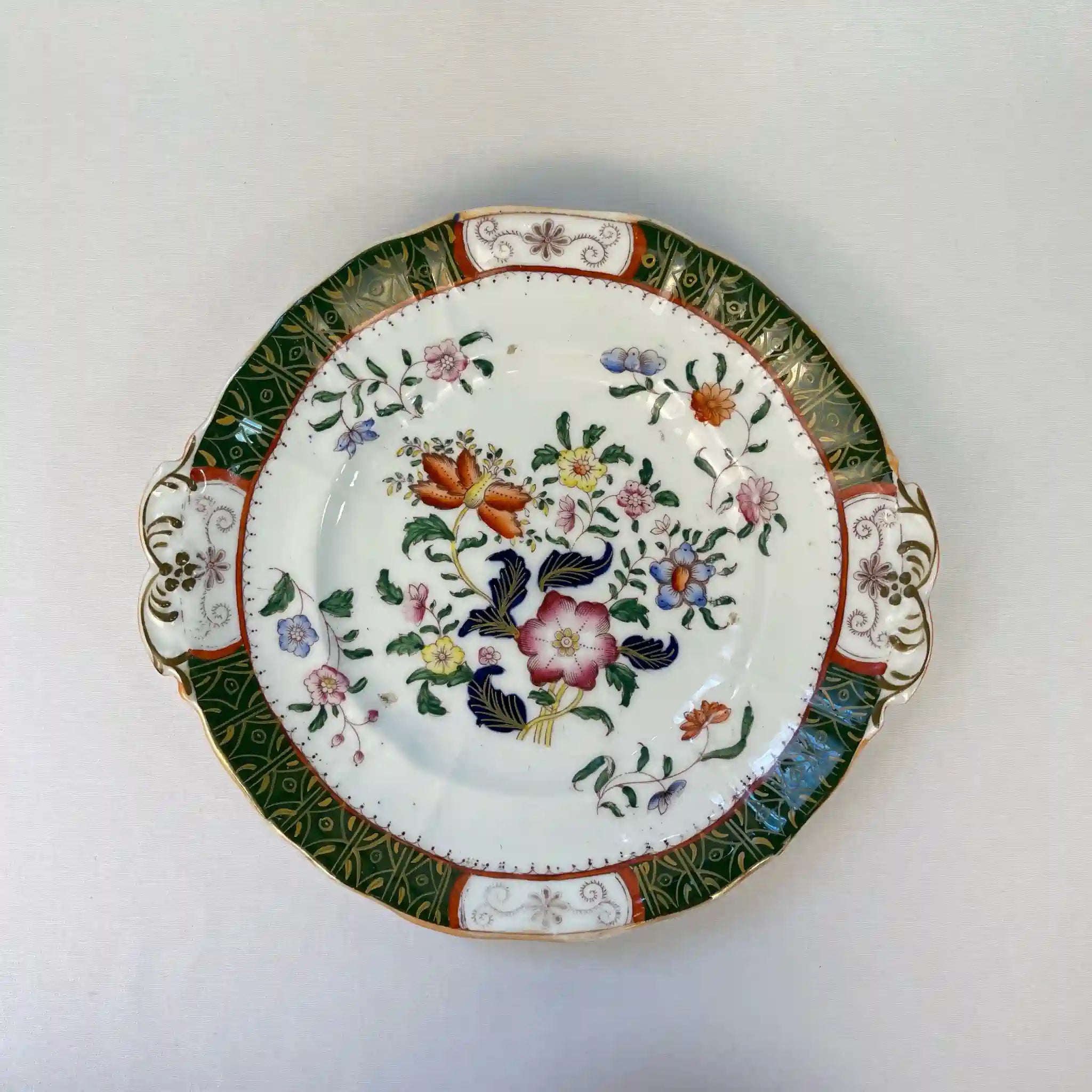 【アンティーク】 プレート(皿) / ビクトリアン様式 / 19世紀 / イギリス / Famille Rose(ファミーユ・ローズ)モチーフ 取っ手付き