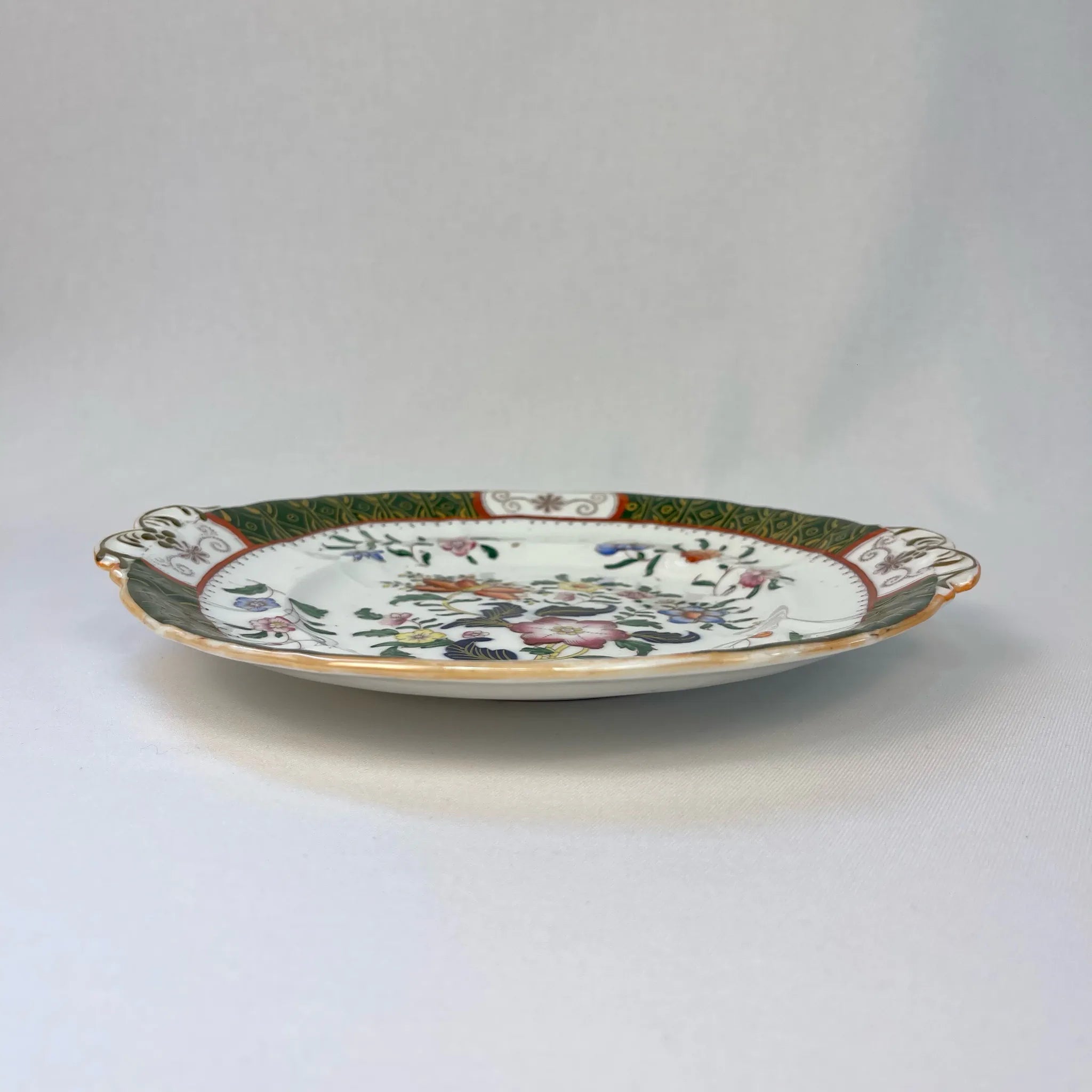 【アンティーク】 プレート(皿) / ビクトリアン様式 / 19世紀 / イギリス / Famille Rose(ファミーユ・ローズ)モチーフ 取っ手付き