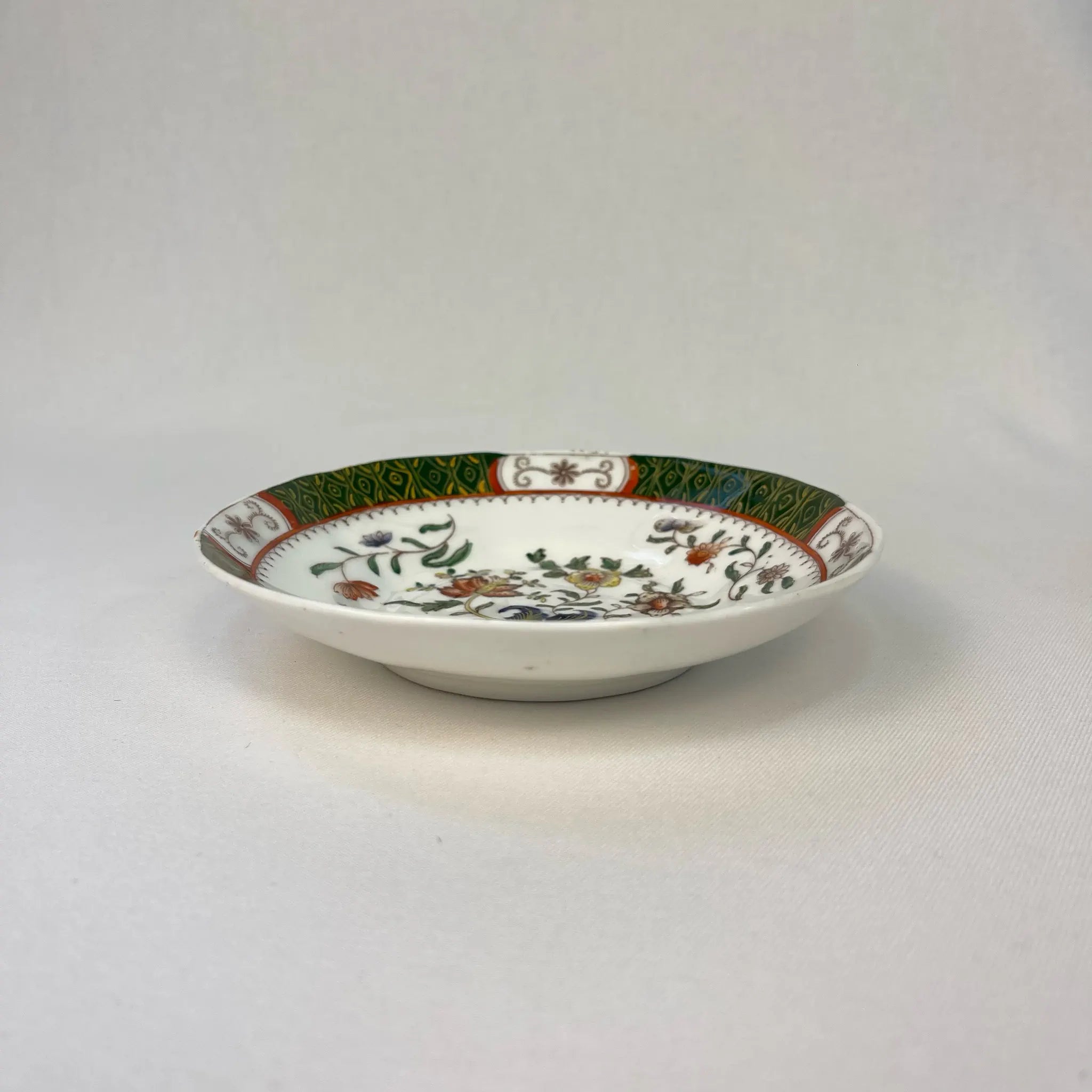 【アンティーク】 ソーサー / ビクトリアン様式 / イギリス / Famille Rose(ファミーユ・ローズ)モチーフ