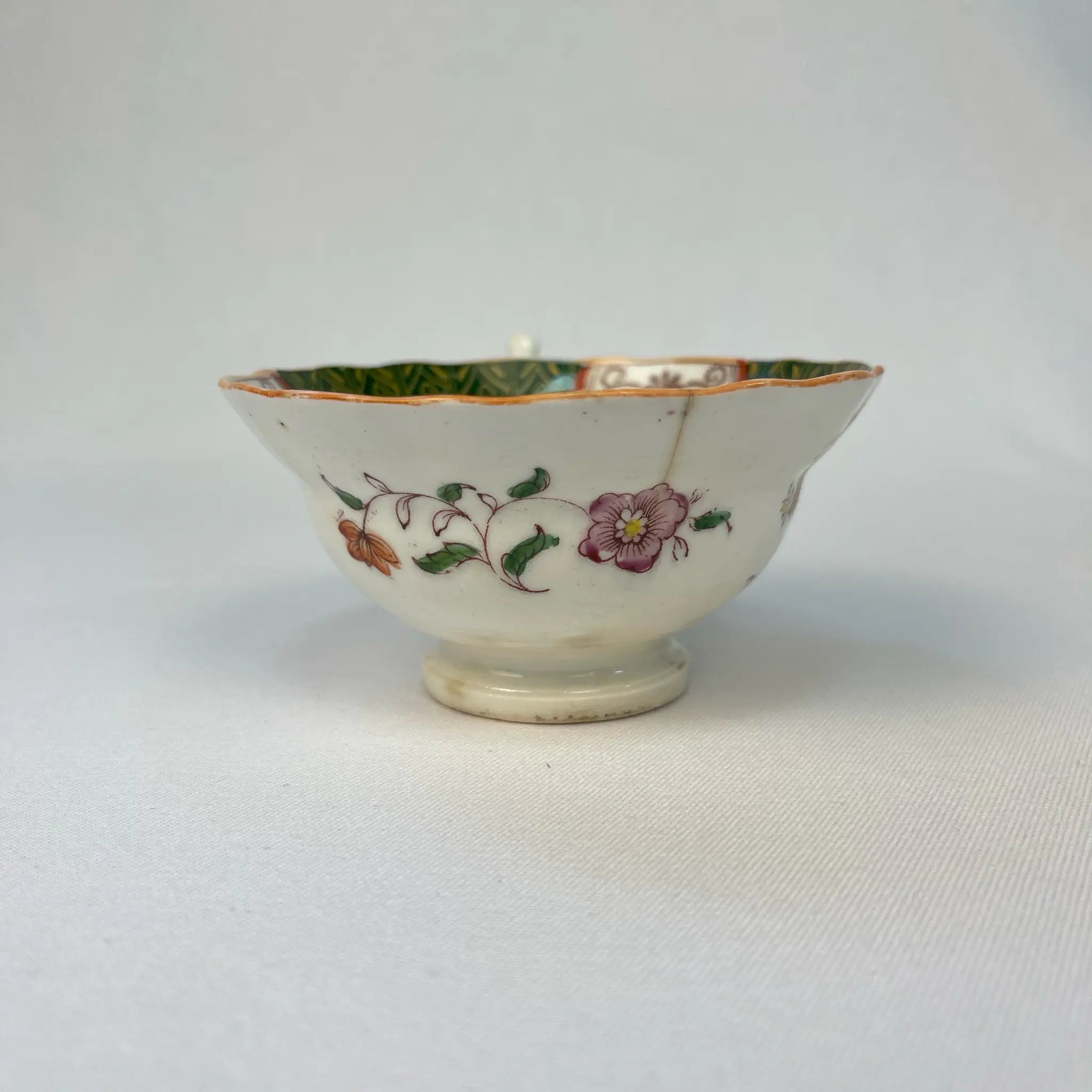 【アンティーク】 ティーカップ / ビクトリアン様式 / イギリス / Famille Rose(ファミーユ・ローズ)モチーフ