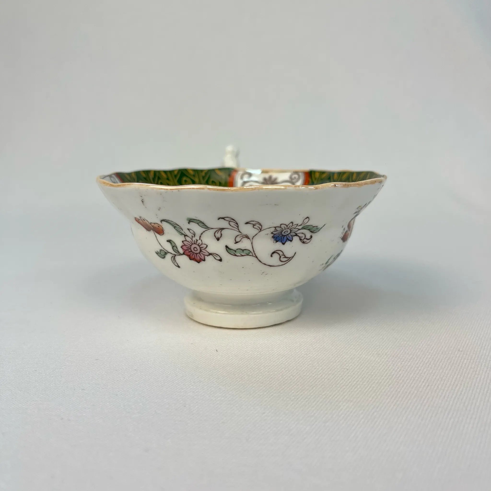 【アンティーク】 ティーカップ / ビクトリアン様式 / イギリス / Famille Rose(ファミーユ・ローズ)モチーフ