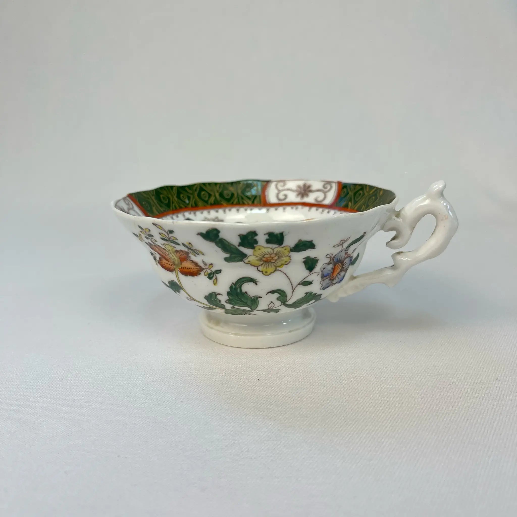 【アンティーク】 ティーカップ / ビクトリアン様式 / イギリス / Famille Rose(ファミーユ・ローズ)モチーフ