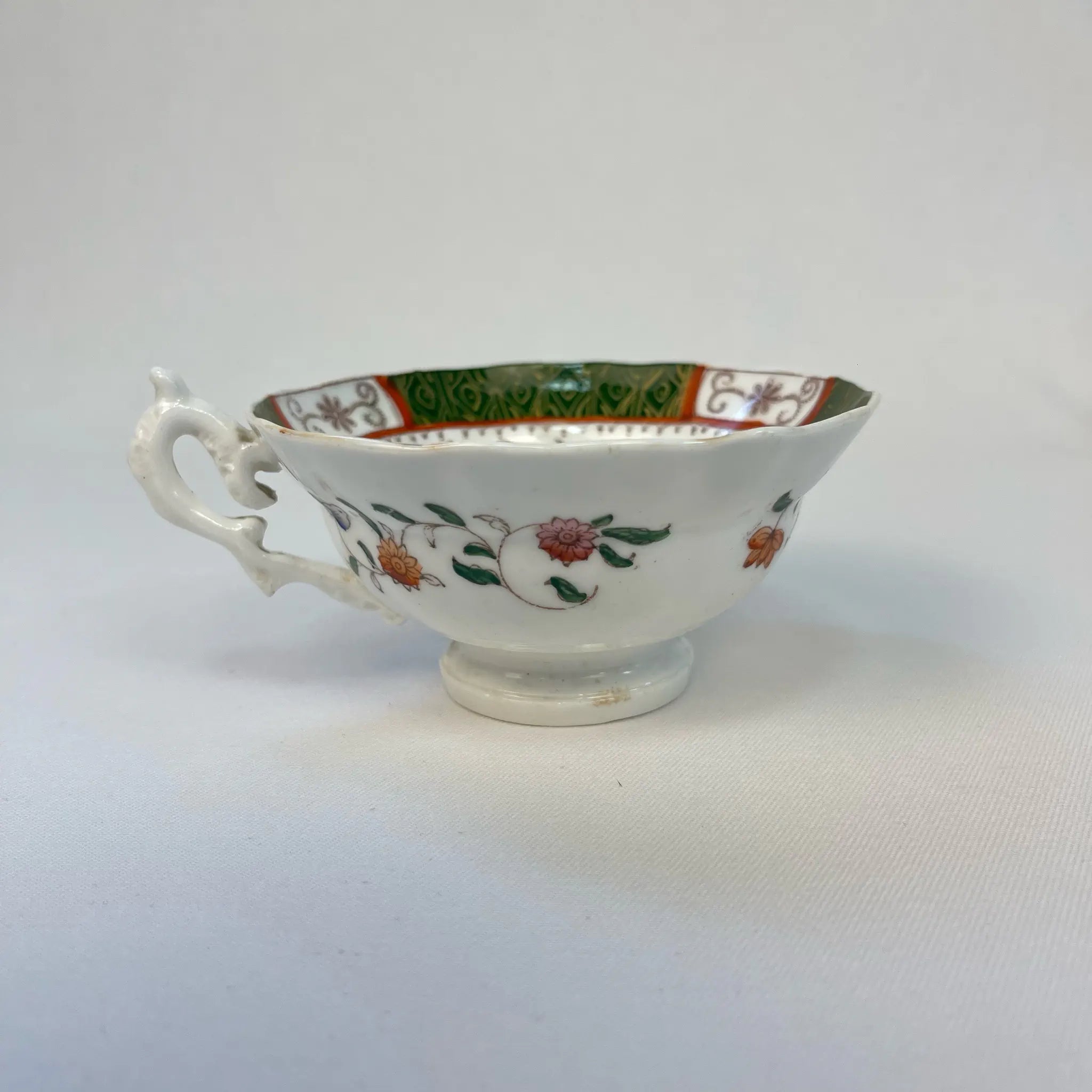 【アンティーク】 ティーカップ / ビクトリアン様式 / イギリス / Famille Rose(ファミーユ・ローズ)モチーフ
