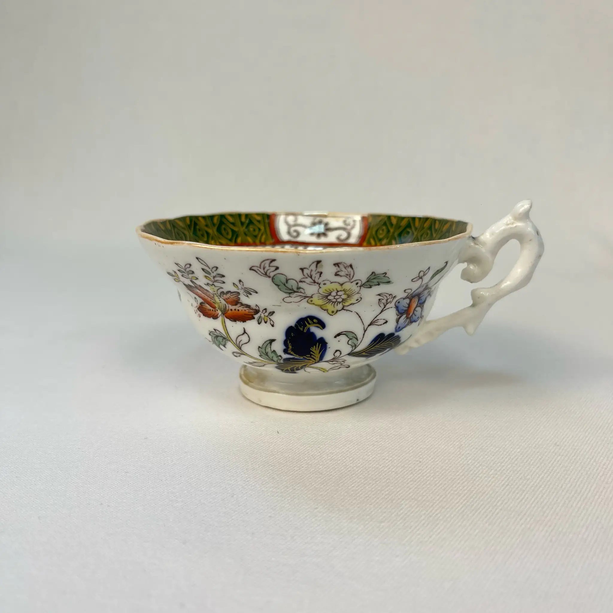 【アンティーク】 ティーカップ / ビクトリアン様式 / イギリス / Famille Rose(ファミーユ・ローズ)モチーフ