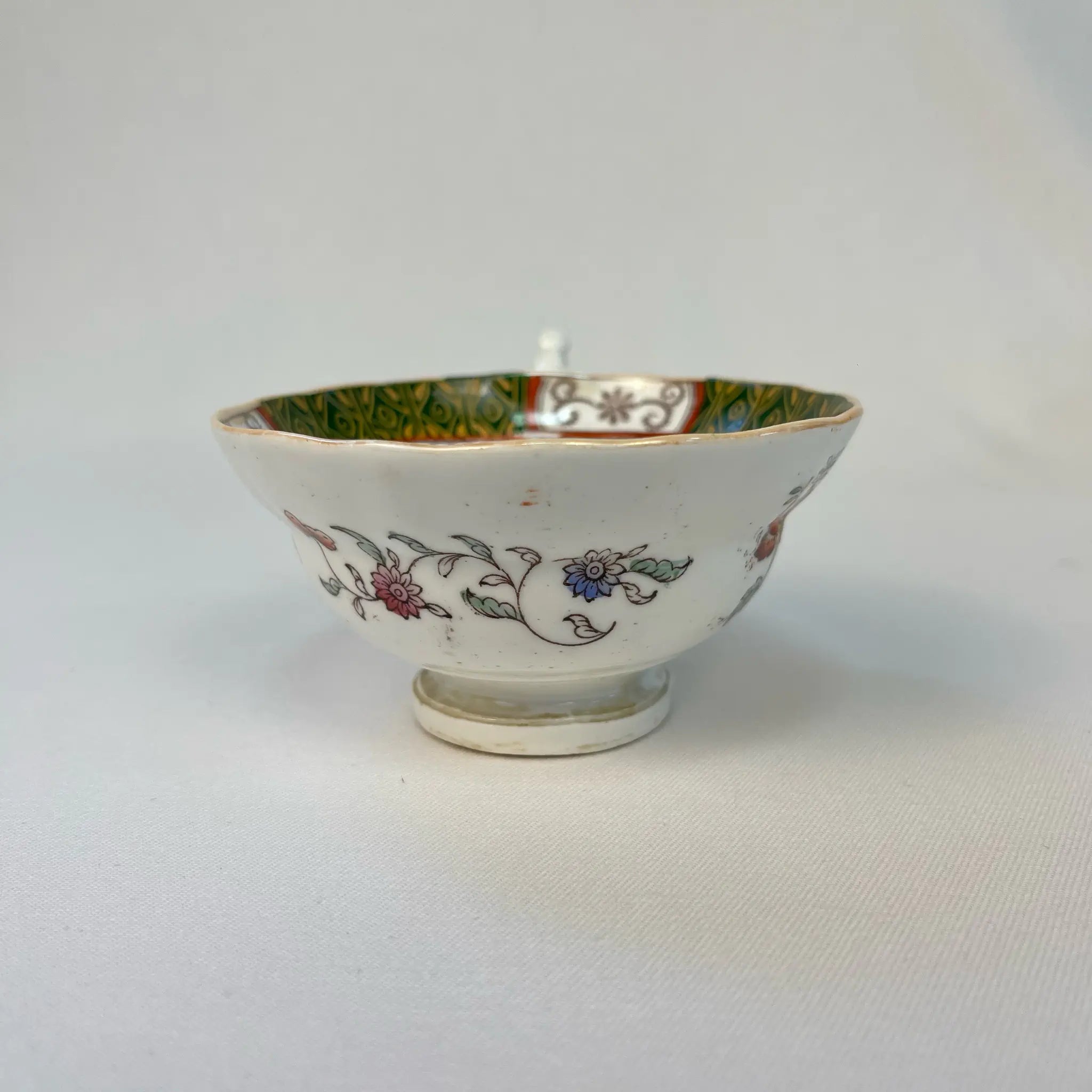 【アンティーク】 ティーカップ / ビクトリアン様式 / イギリス / Famille Rose(ファミーユ・ローズ)モチーフ