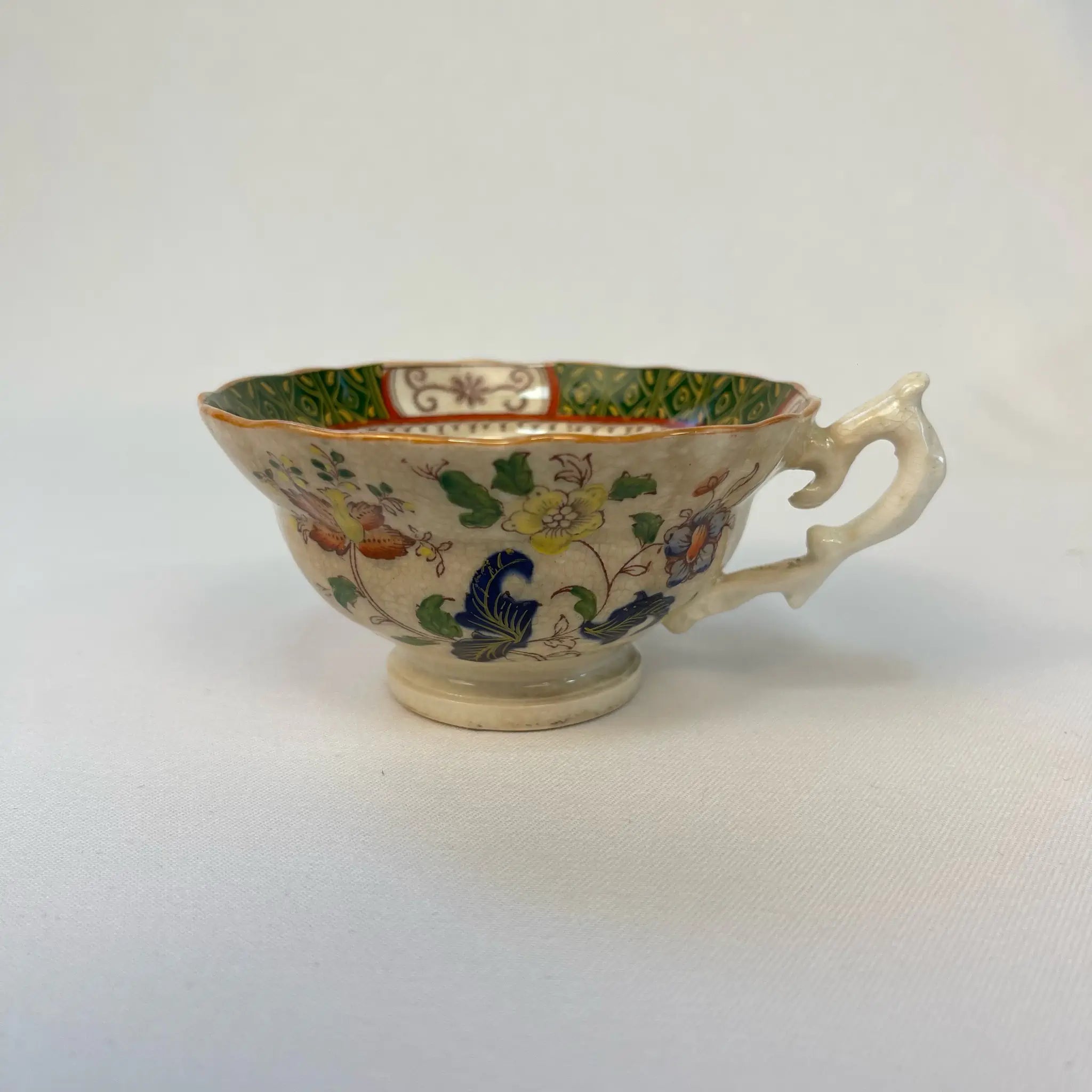 【アンティーク】 ティーカップ / ビクトリアン様式 / イギリス / Famille Rose(ファミーユ・ローズ)モチーフ