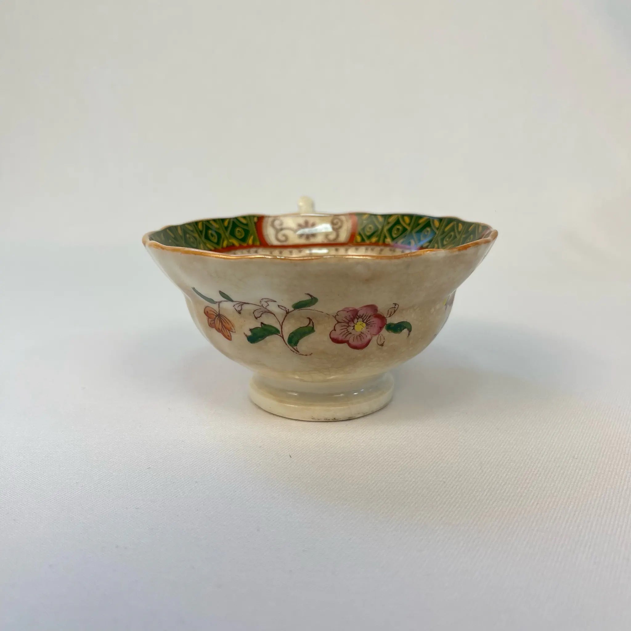 【アンティーク】 ティーカップ / ビクトリアン様式 / イギリス / Famille Rose(ファミーユ・ローズ)モチーフ