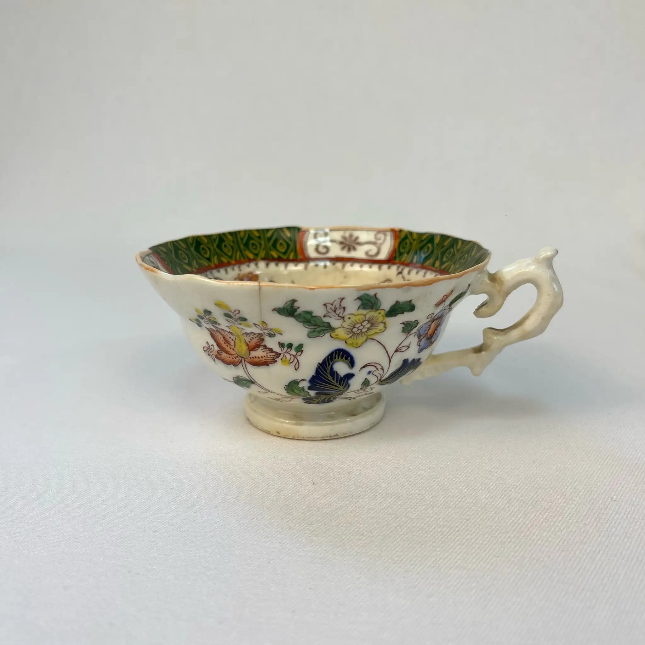 【アンティーク】 ティーカップ / ビクトリアン様式 / イギリス / Famille Rose(ファミーユ・ローズ)モチーフ