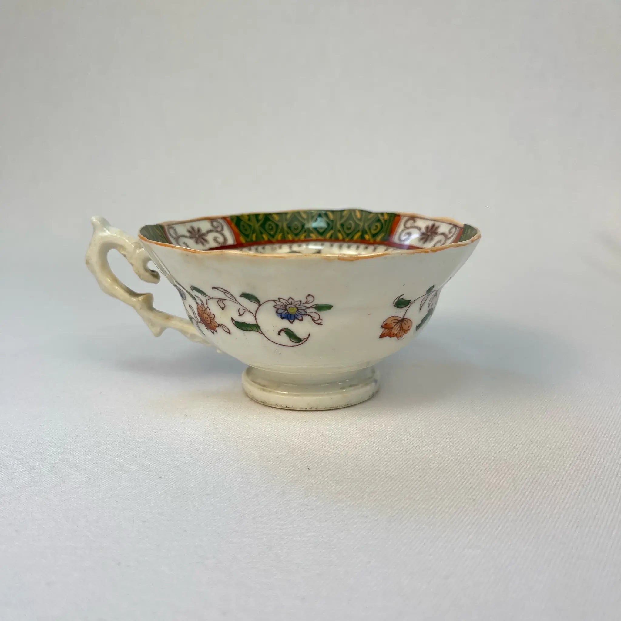 【アンティーク】 ティーカップ / ビクトリアン様式 / イギリス / Famille Rose(ファミーユ・ローズ)モチーフ