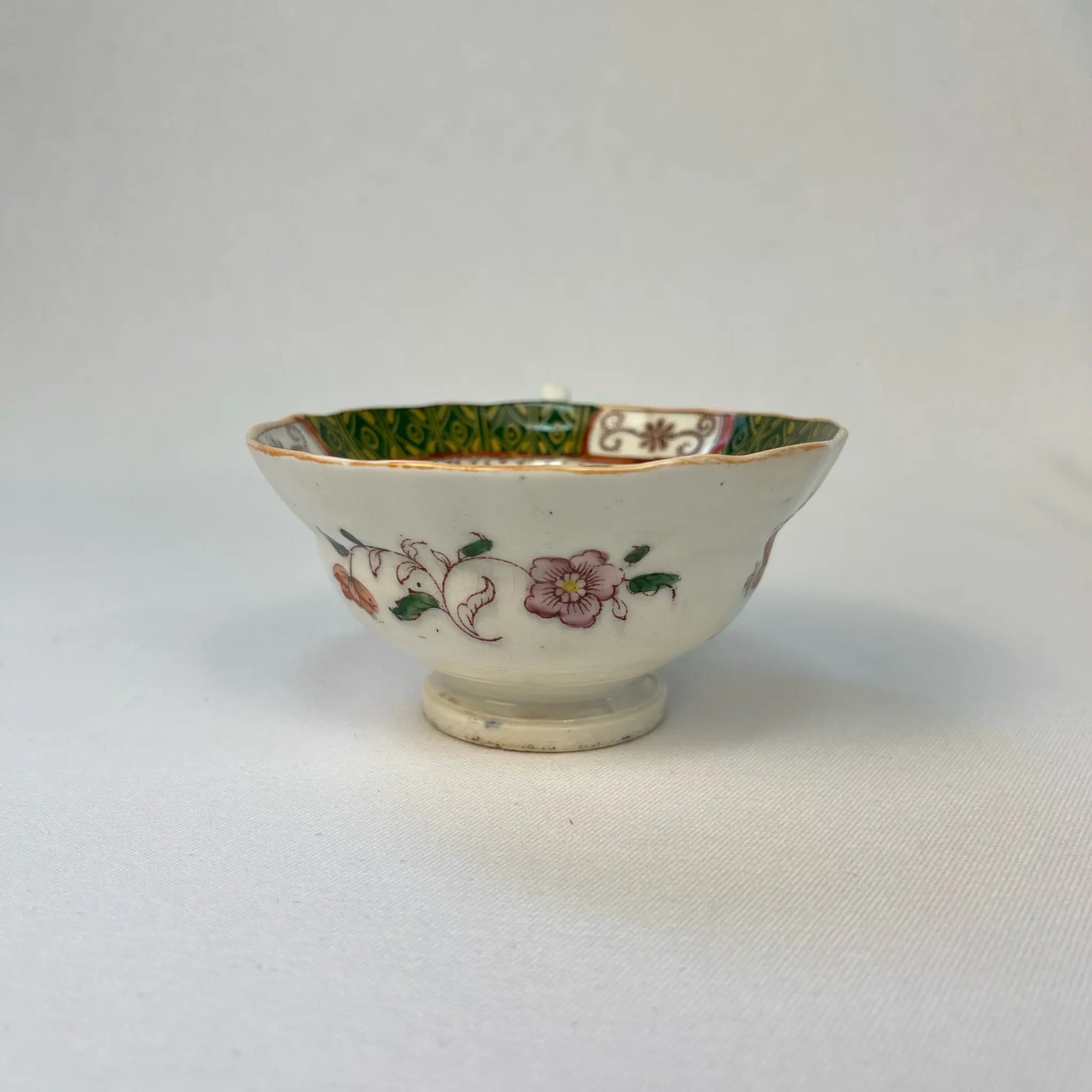 【アンティーク】 ティーカップ / ビクトリアン様式 / イギリス / Famille Rose(ファミーユ・ローズ)モチーフ