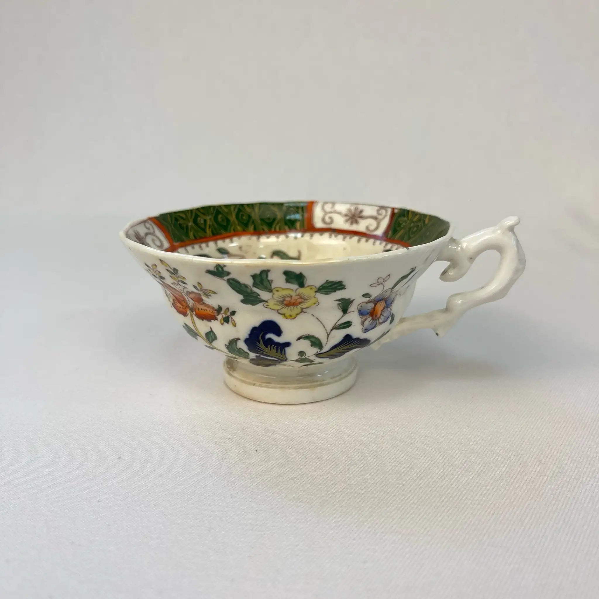【アンティーク】 ティーカップ / ビクトリアン様式 / イギリス / Famille Rose(ファミーユ・ローズ)モチーフ