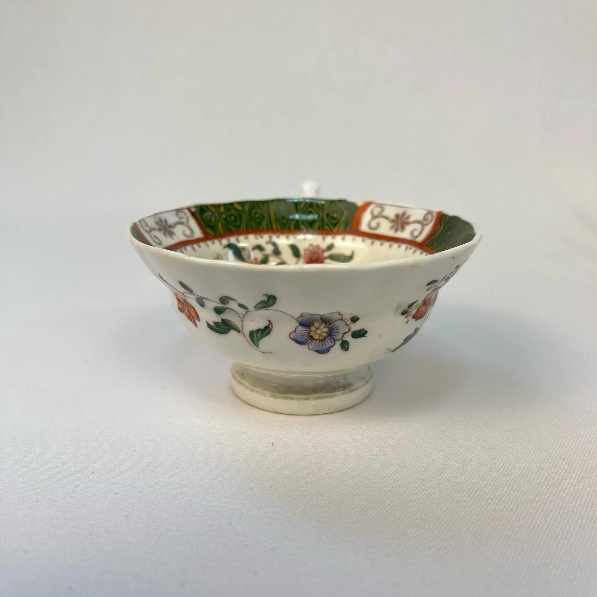 【アンティーク】 ティーカップ / ビクトリアン様式 / イギリス / Famille Rose(ファミーユ・ローズ)モチーフ