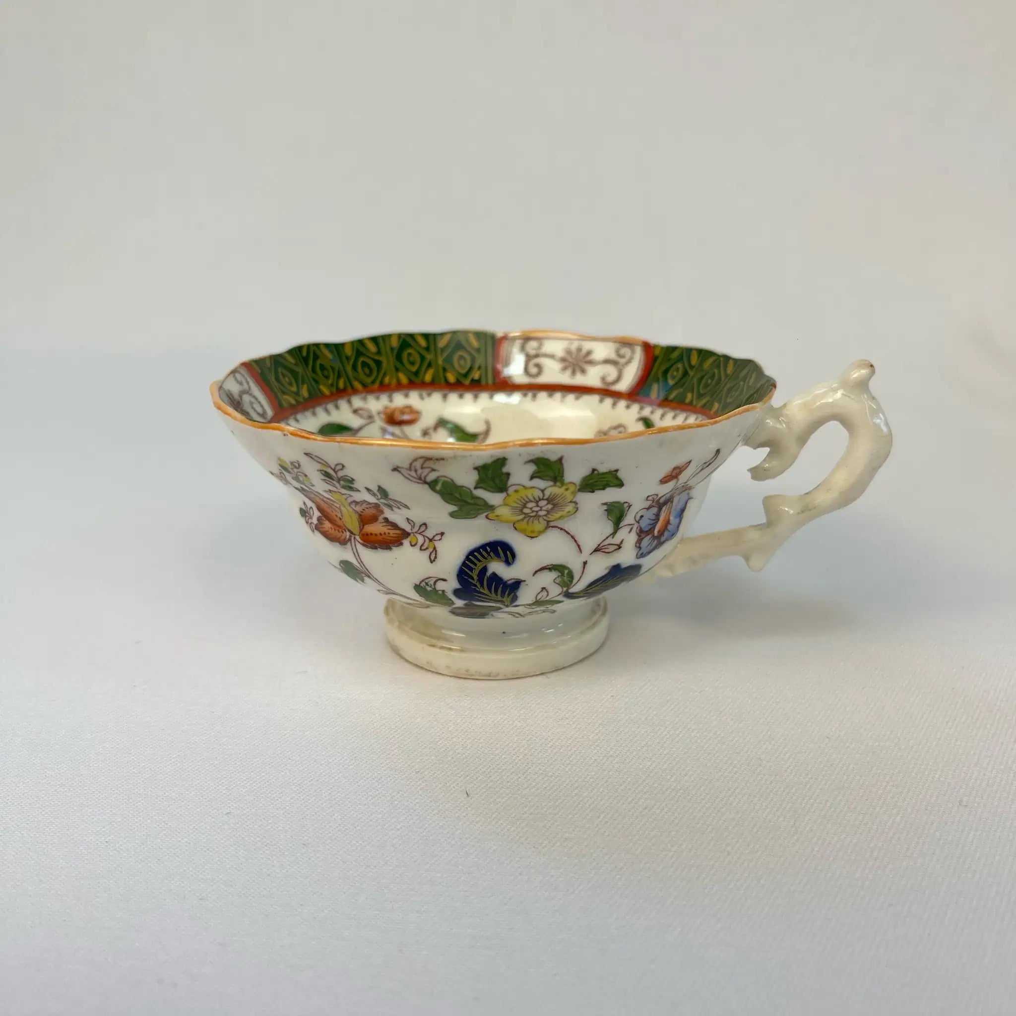 【アンティーク】 ティーカップ / ビクトリアン様式 / イギリス / Famille Rose(ファミーユ・ローズ)モチーフ