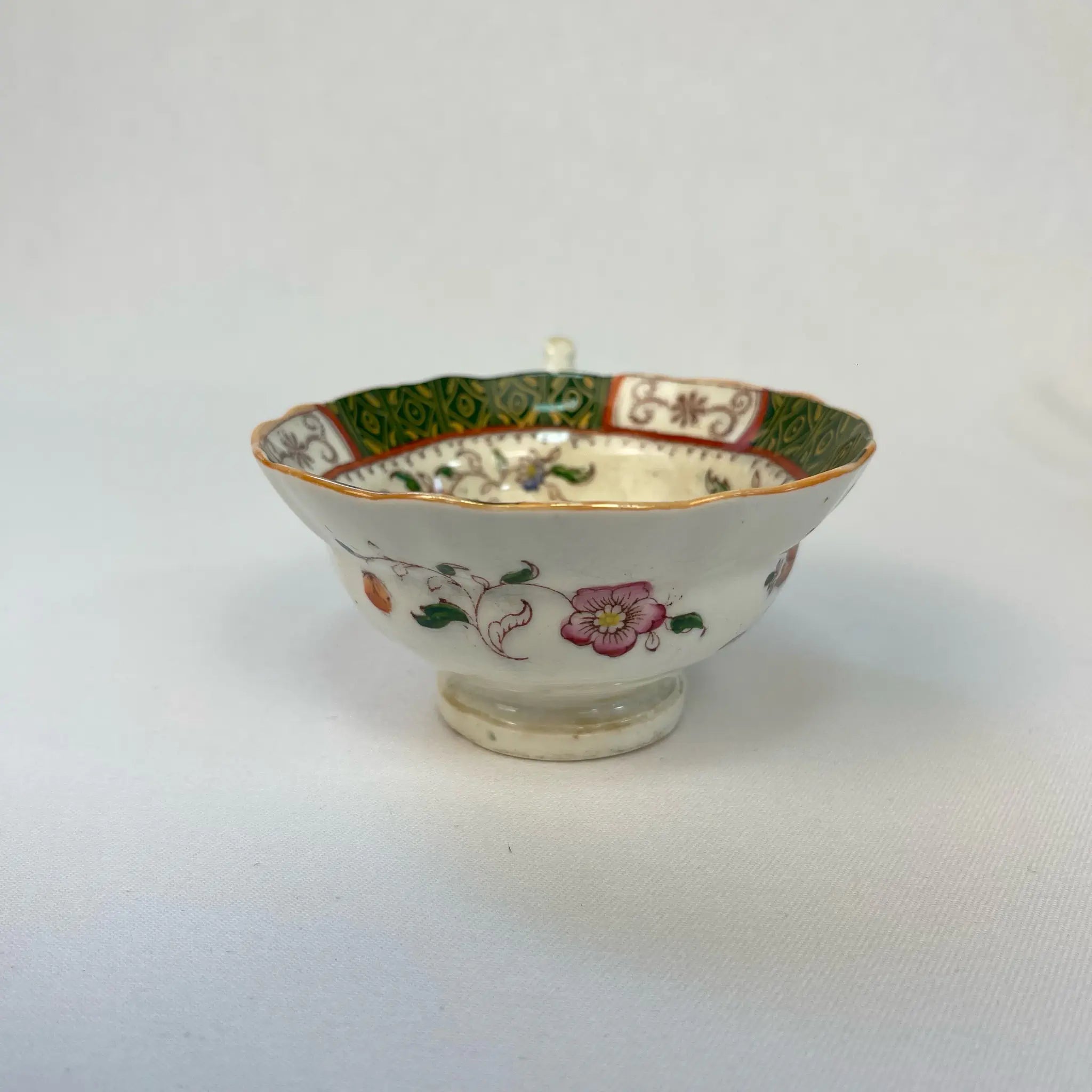 【アンティーク】 ティーカップ / ビクトリアン様式 / イギリス / Famille Rose(ファミーユ・ローズ)モチーフ