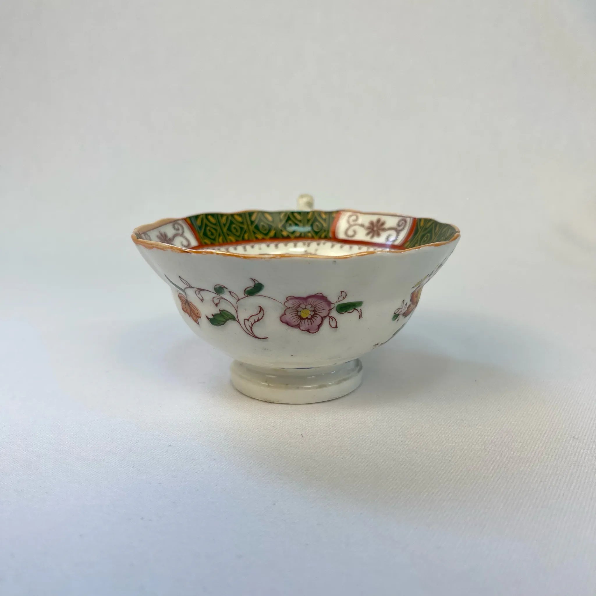 【アンティーク】 ティーカップ / ビクトリアン様式 / イギリス / Famille Rose(ファミーユ・ローズ)モチーフ