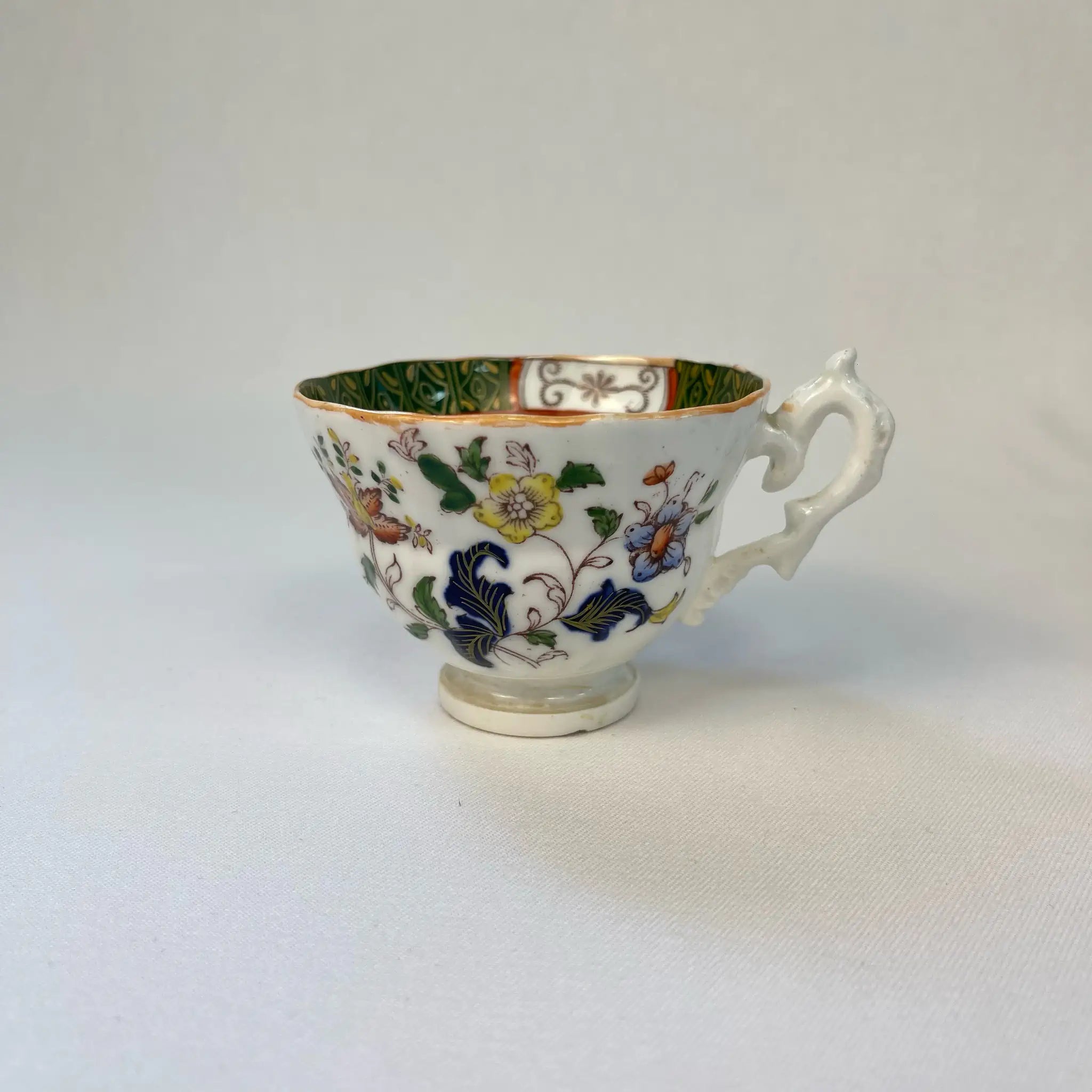 【アンティーク】 ティーカップ / ビクトリアン様式 / イギリス / Famille Rose(ファミーユ・ローズ)モチーフ
