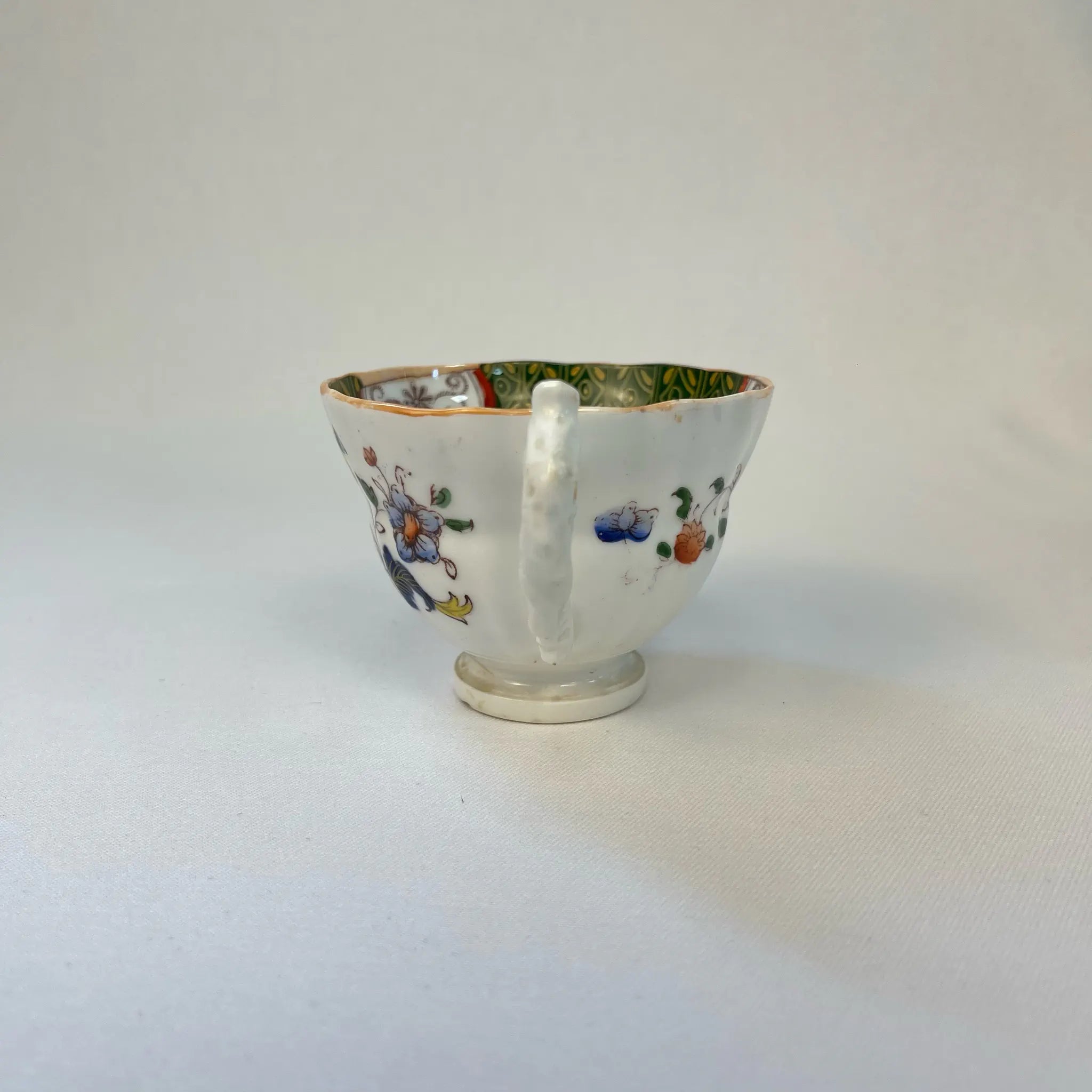 【アンティーク】 ティーカップ / ビクトリアン様式 / イギリス / Famille Rose(ファミーユ・ローズ)モチーフ
