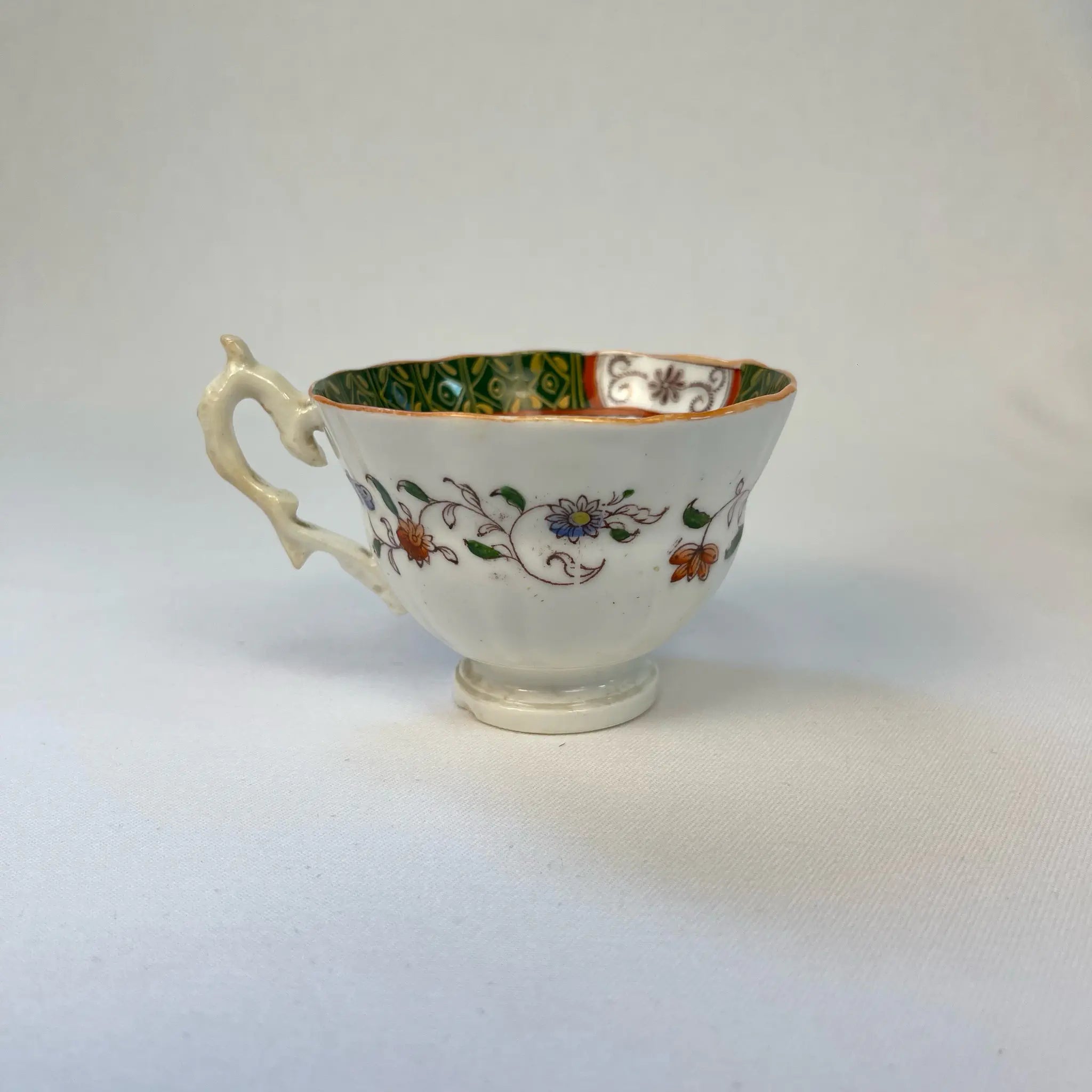 【アンティーク】 ティーカップ / ビクトリアン様式 / イギリス / Famille Rose(ファミーユ・ローズ)モチーフ