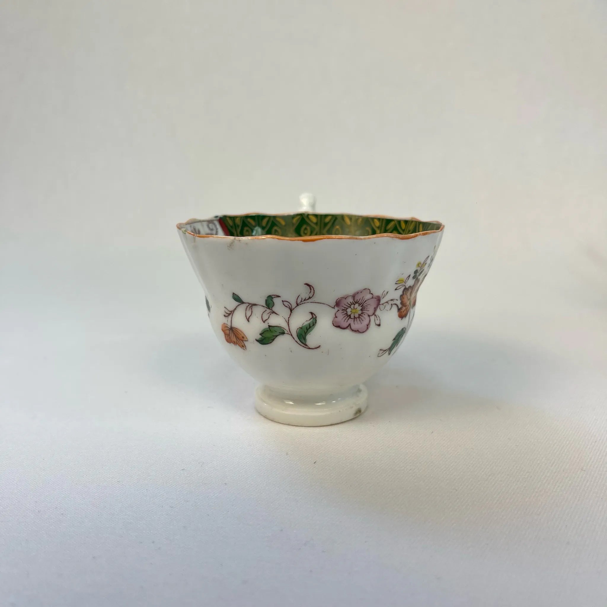 【アンティーク】 ティーカップ / ビクトリアン様式 / イギリス / Famille Rose(ファミーユ・ローズ)モチーフ