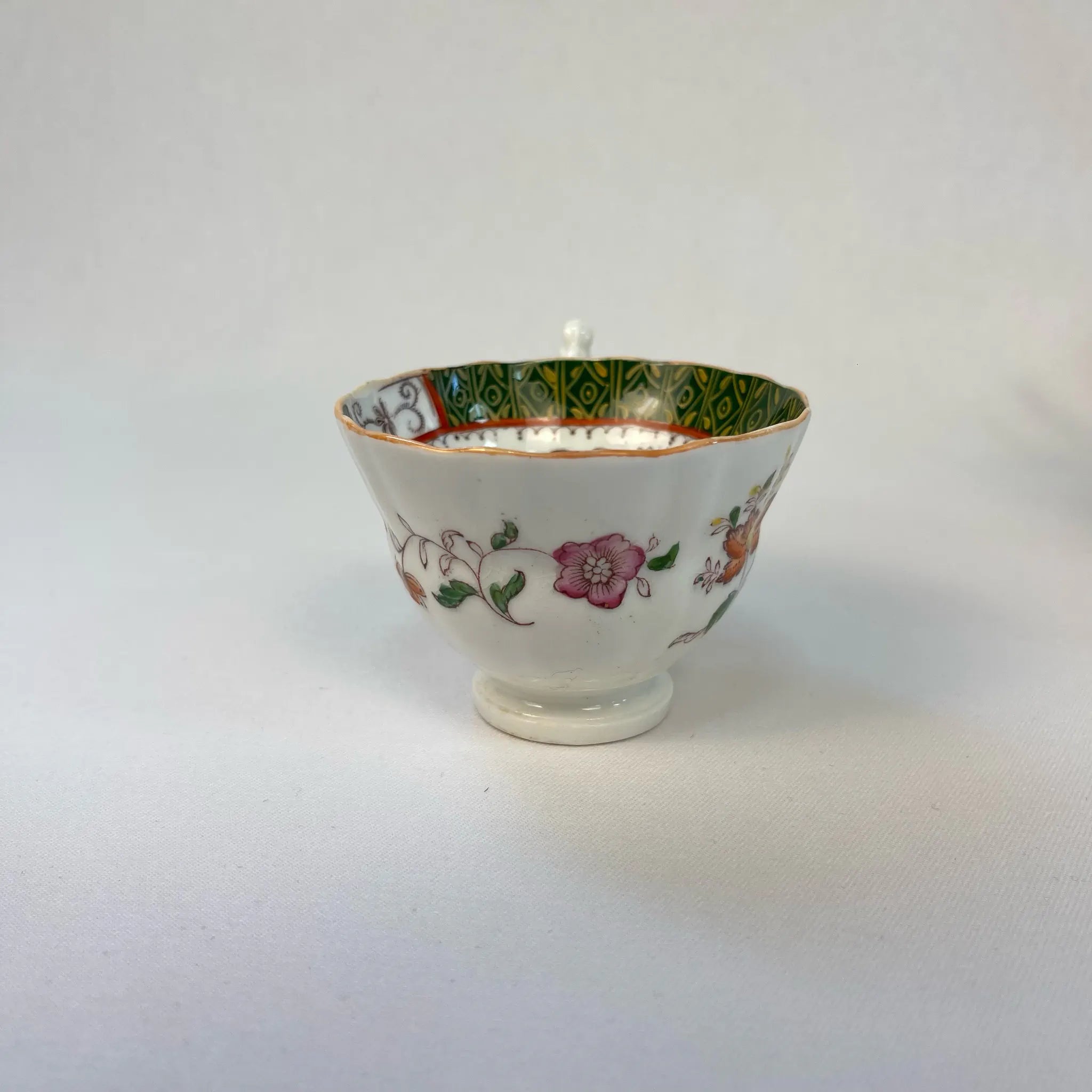 【アンティーク】 ティーカップ / ビクトリアン様式 / イギリス / Famille Rose(ファミーユ・ローズ)モチーフ