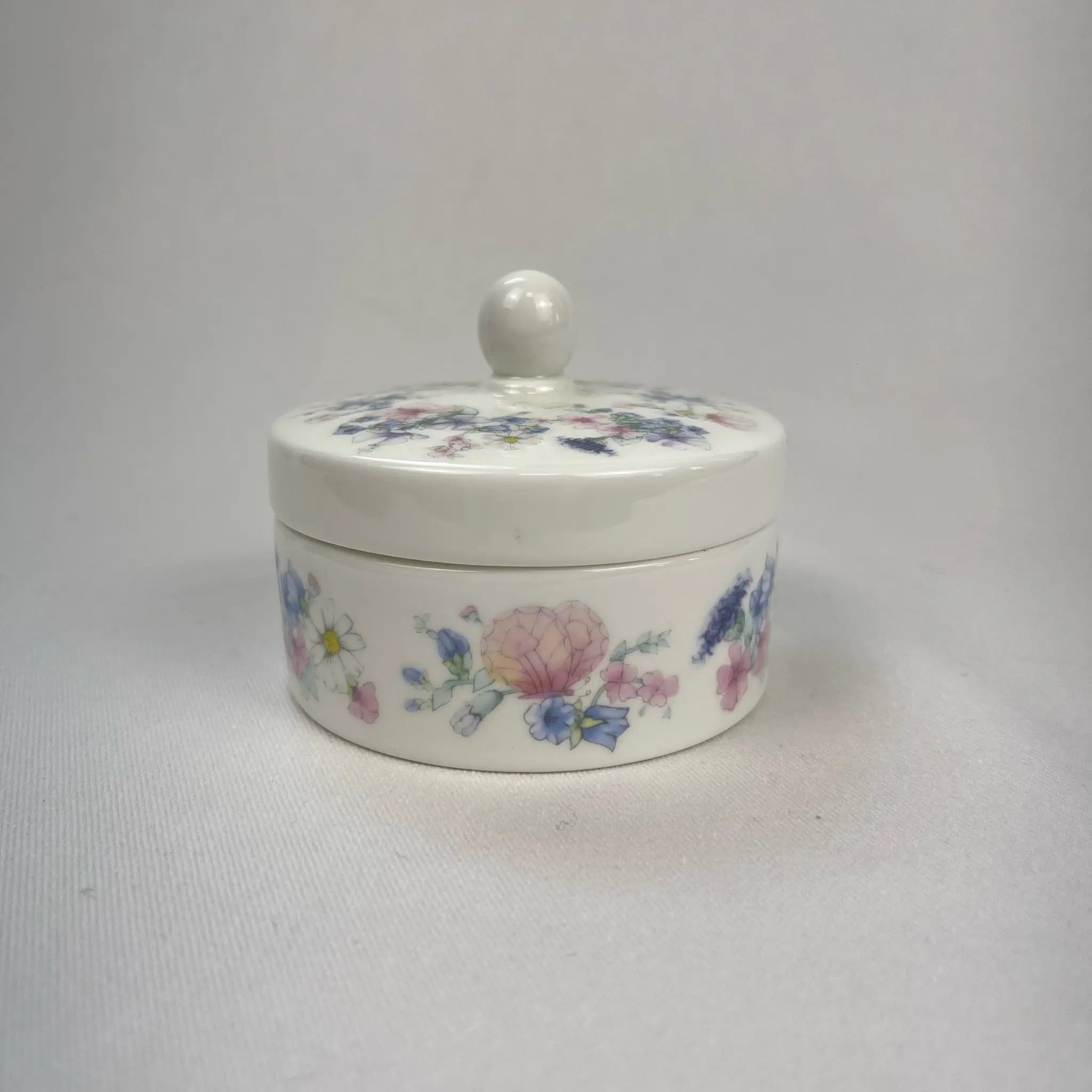 【アンティーク】 小物入れ / WEDGWOOD(ウェッジウッド) / アンジェラシリーズ / 1980年~ / Bone China / イギリス / トリンケットボックス,廃盤希少