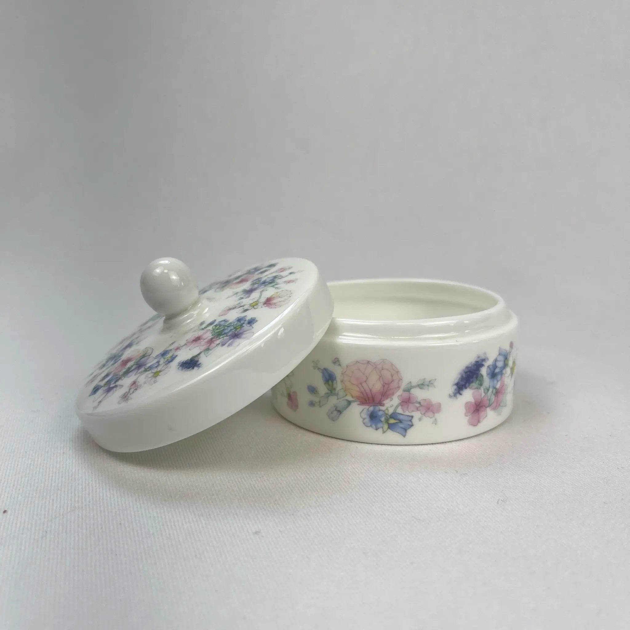 【アンティーク】 小物入れ / WEDGWOOD(ウェッジウッド) / アンジェラシリーズ / 1980年~ / Bone China / イギリス / トリンケットボックス,廃盤希少