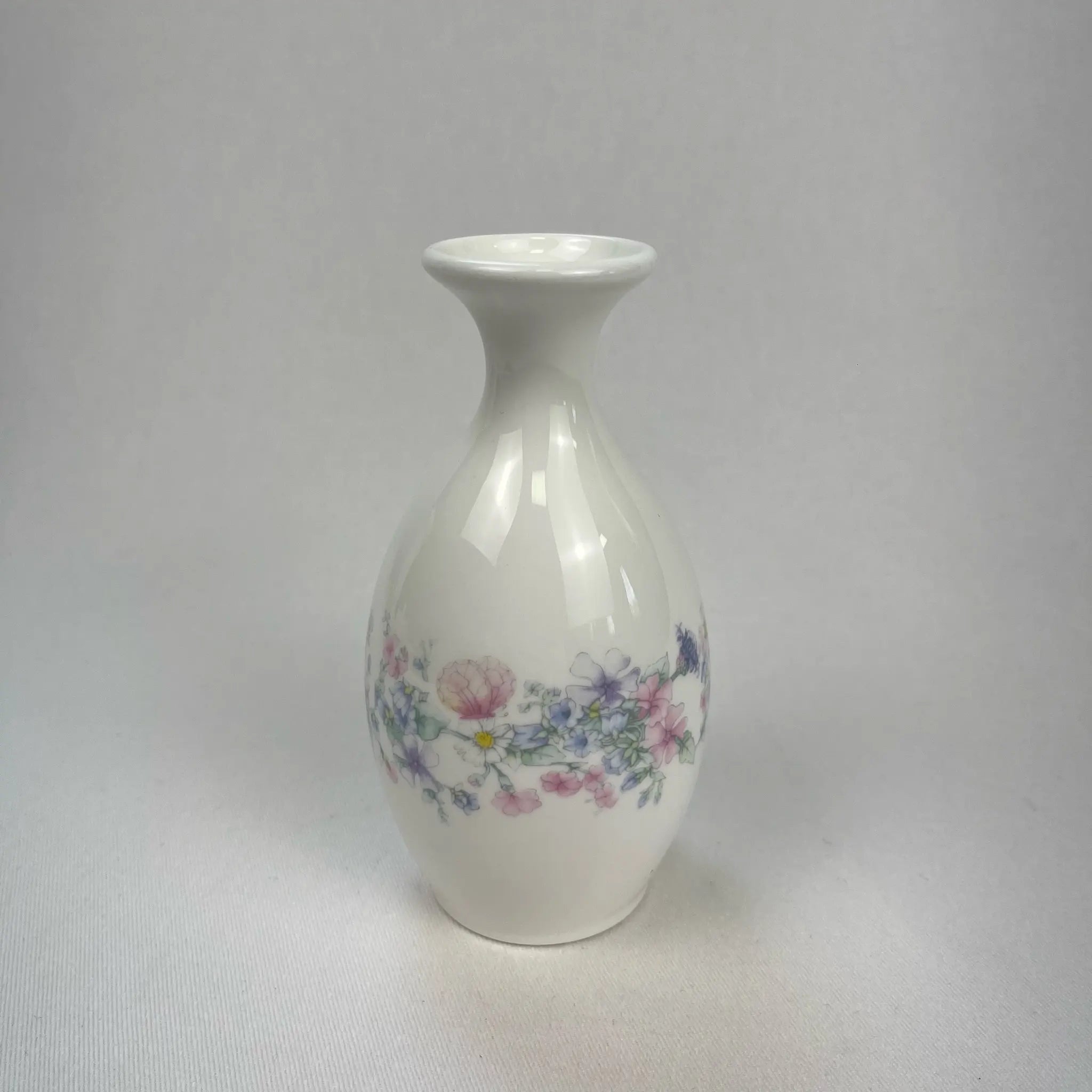 【アンティーク】 フラワーベース(一輪挿し) / WEDGWOOD(ウェッジウッド) / アンジェラシリーズ / 1980年~ / Bone China / イギリス / 廃盤希少