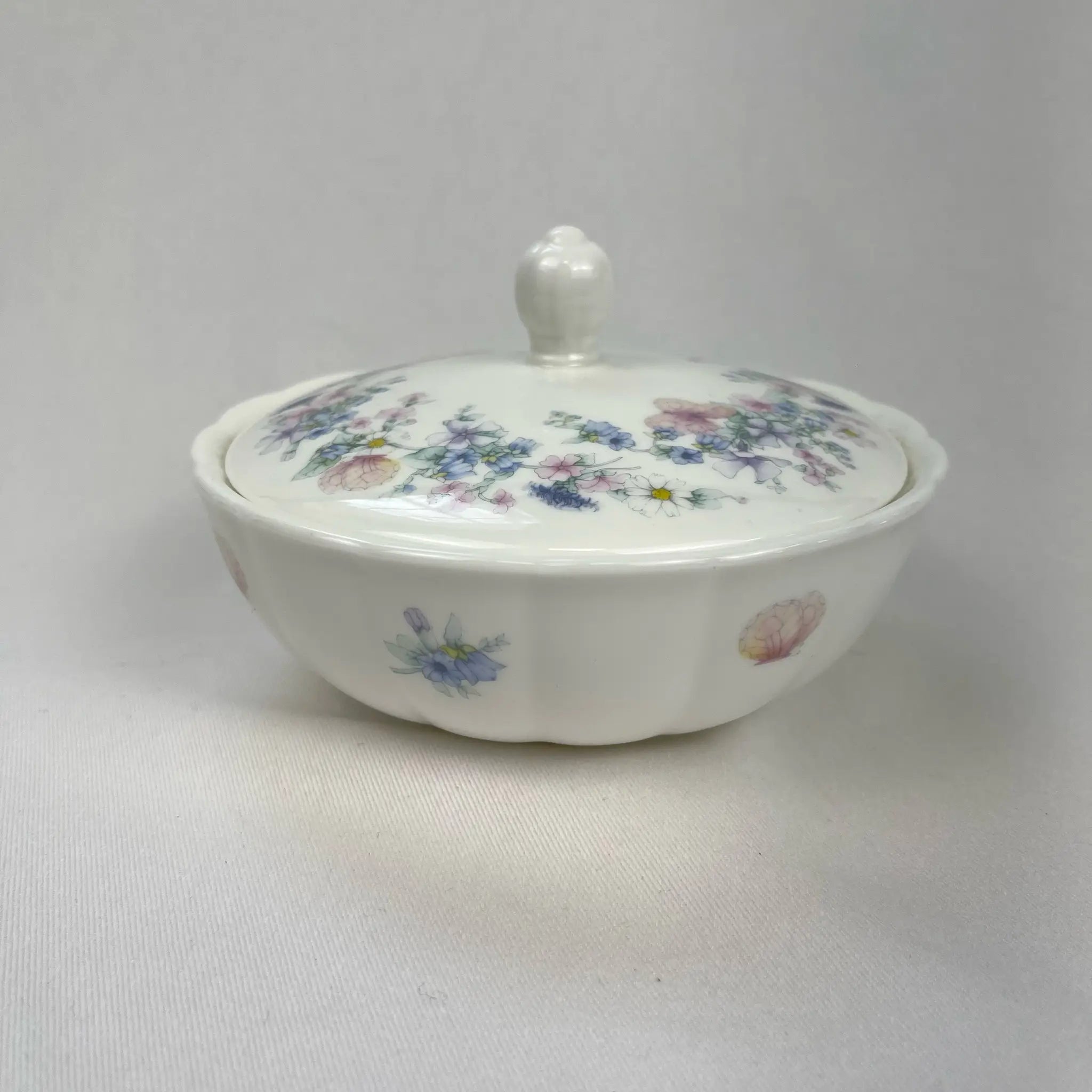 【アンティーク】 蓋付きマレーボウル / WEDGWOOD(ウェッジウッド) / アンジェラシリーズ / 1980年~ / Bone China / イギリス / 廃盤希少,小物入れ